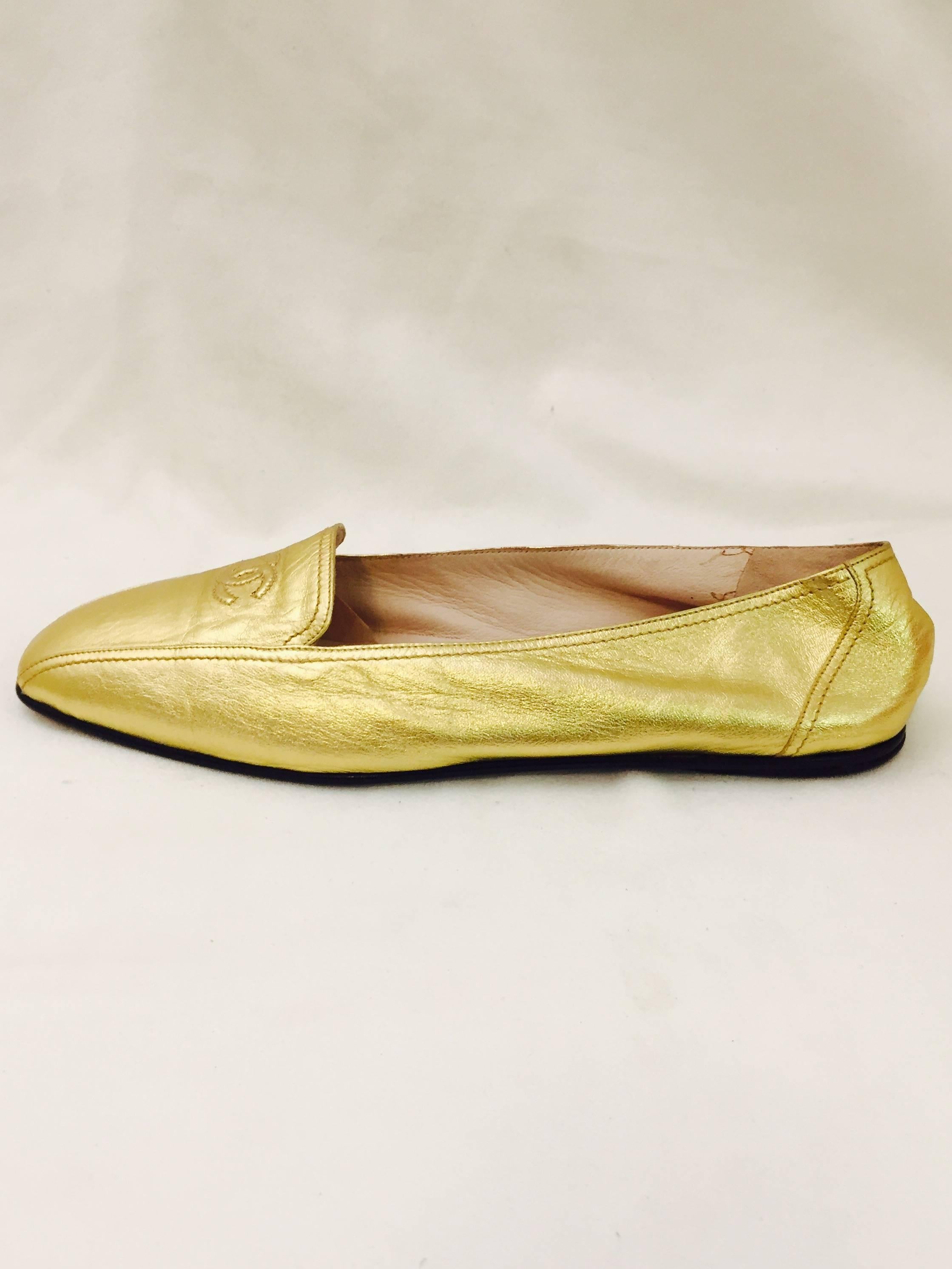 Shimmering Chanel's Metallic Gold Lambskin Loafers with CC Logo At Top  In Excellent Condition In Palm Beach, FL