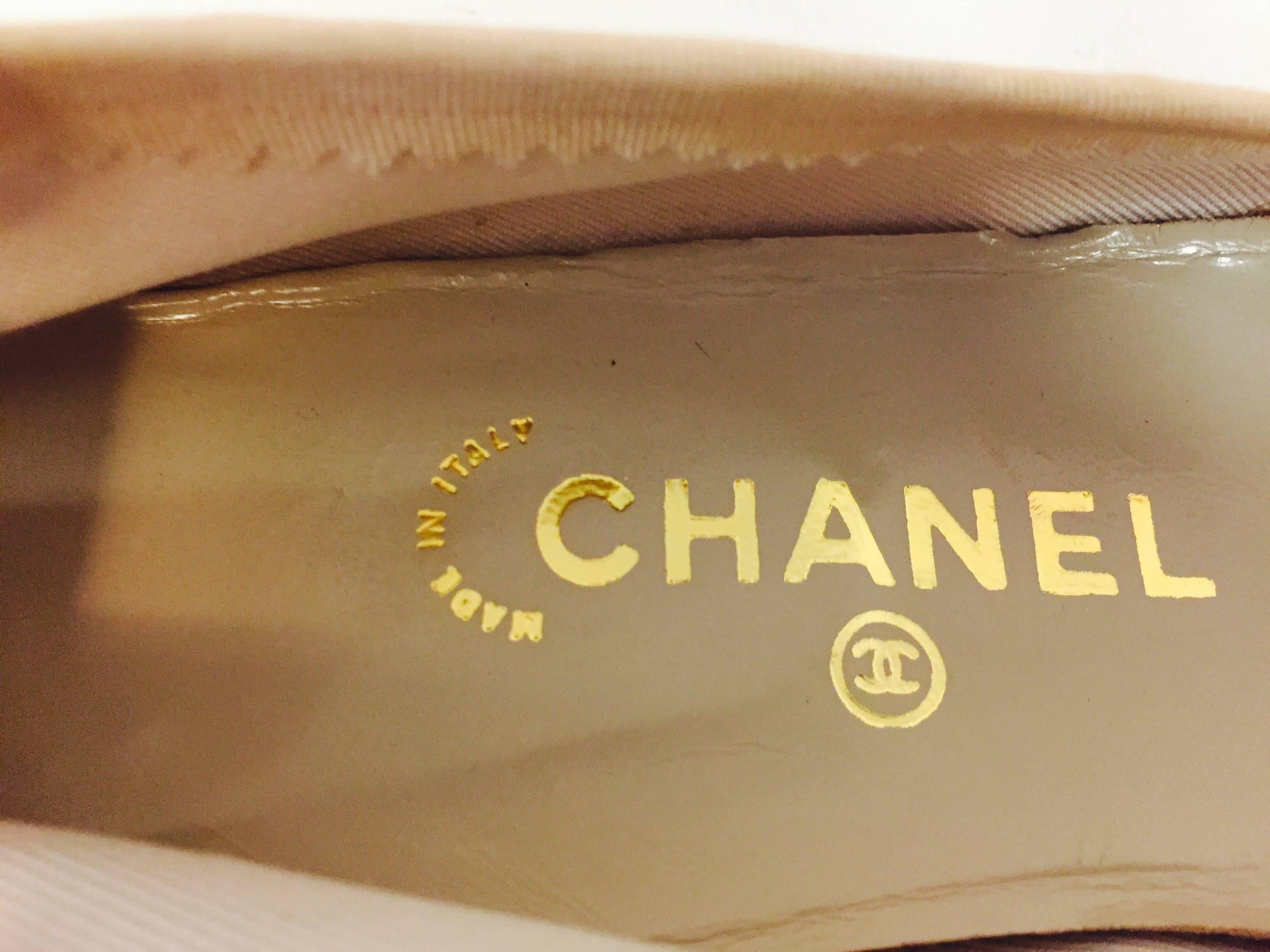 Creative Chanel Beige & Black Grosgrain Ballerina Slippers In Excellent Condition In Palm Beach, FL