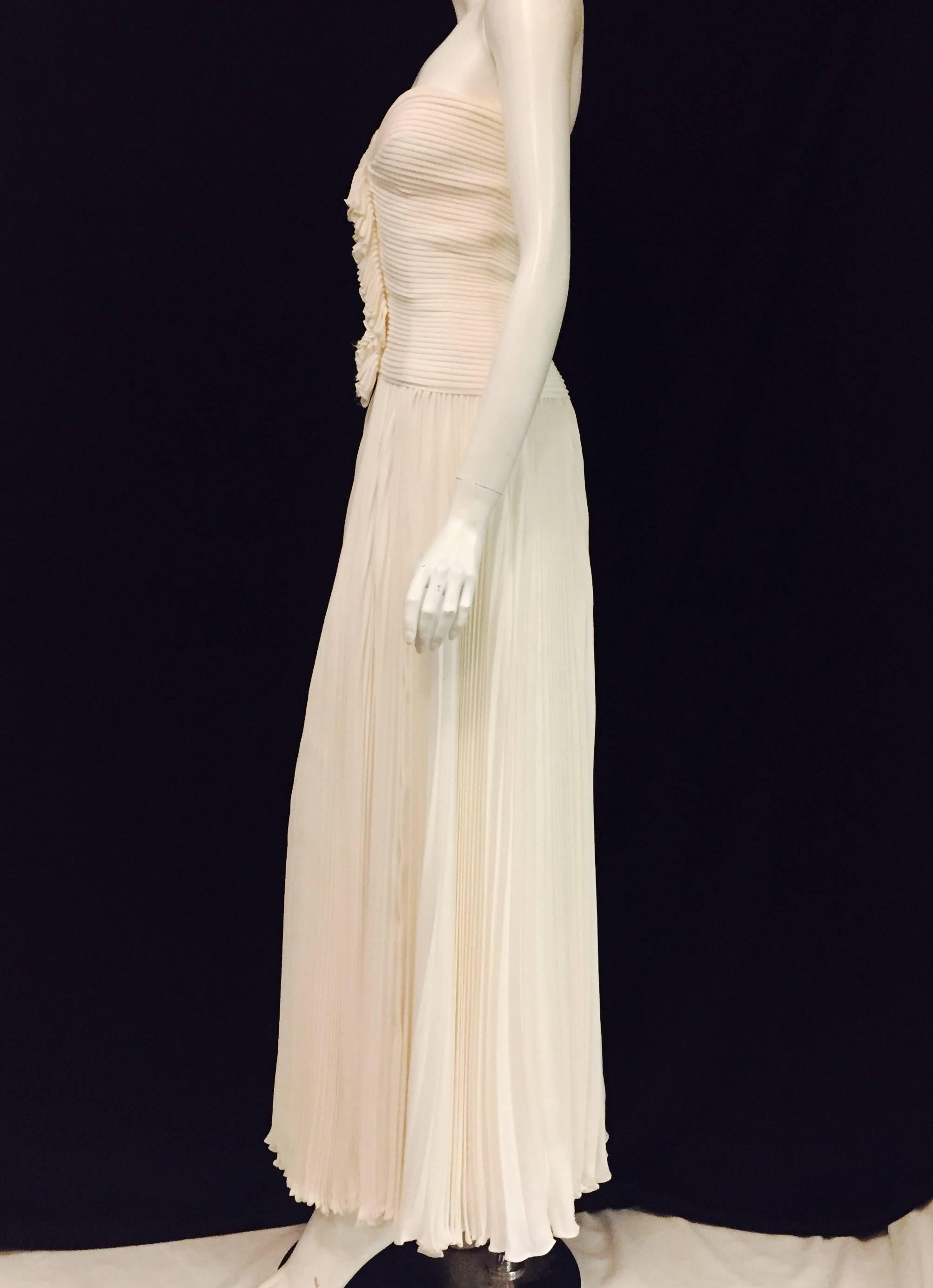 Oscar de la Renta Ivory Accordion Pleated Strapless Evening Gown In Excellent Condition For Sale In Palm Beach, FL
