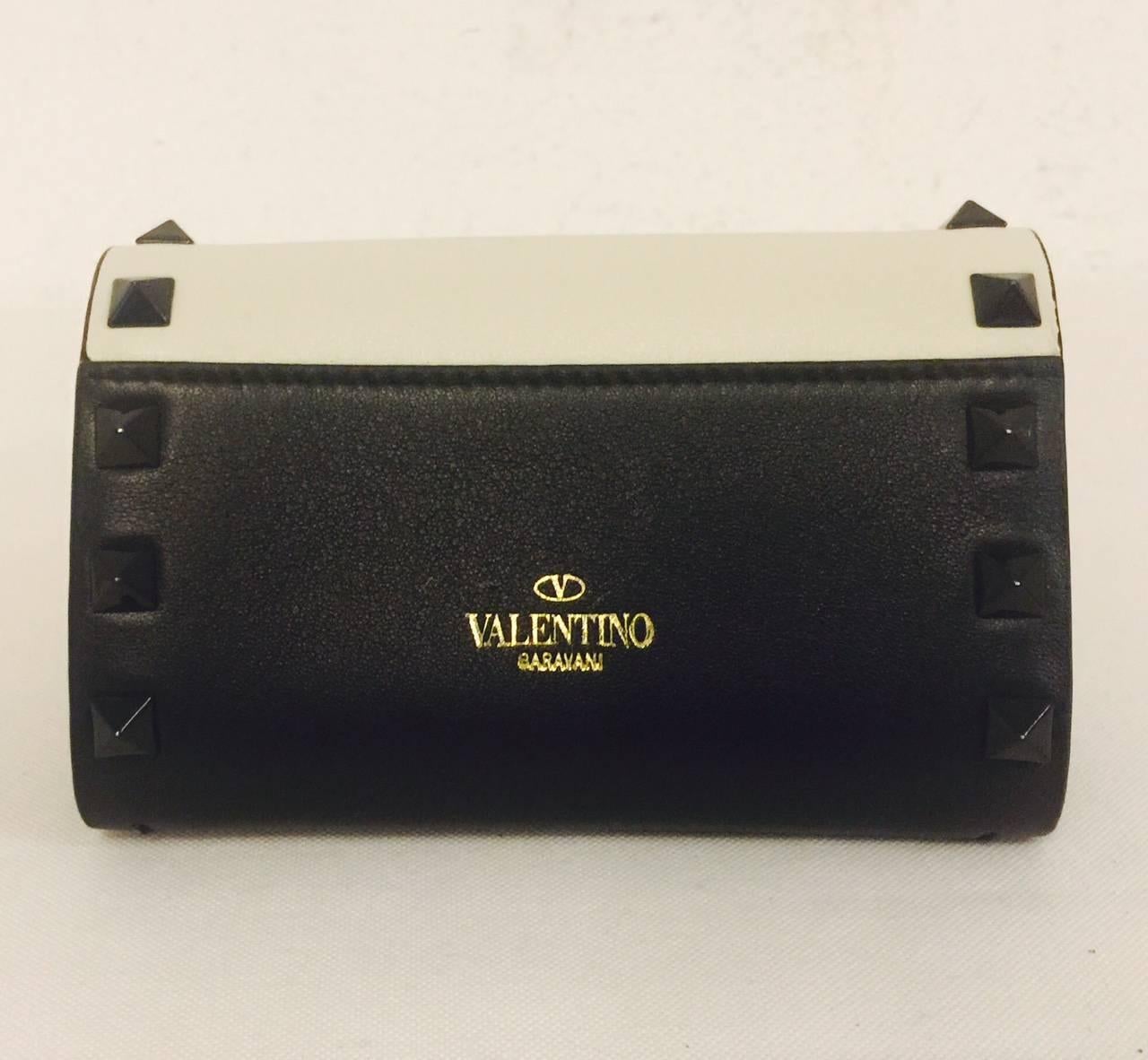 Vivacious Valentino Bi-Color Rockstud Vitello Leather Wallet With Card Case In Excellent Condition In Palm Beach, FL