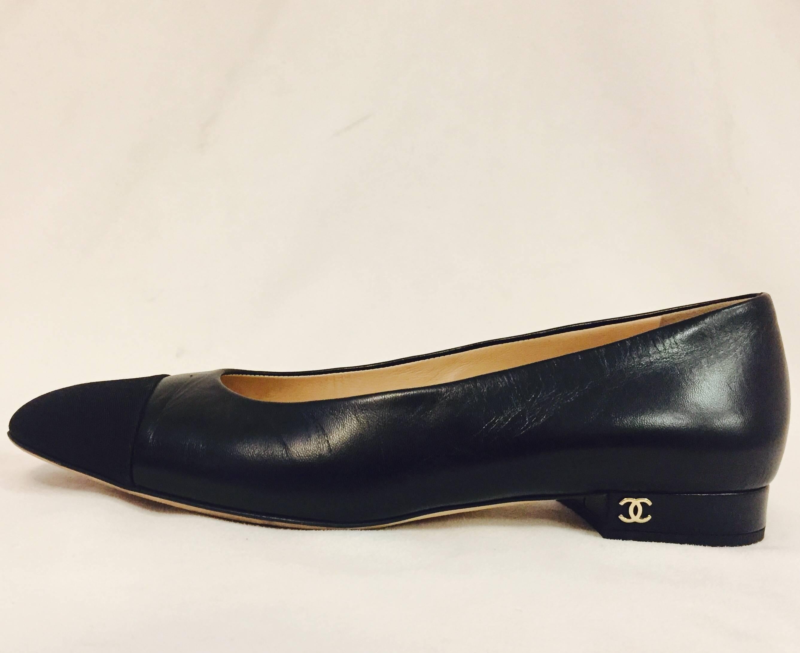 Classic Chanel Black Leather Flats With Black Grosgrain Cap Toes In Good Condition In Palm Beach, FL