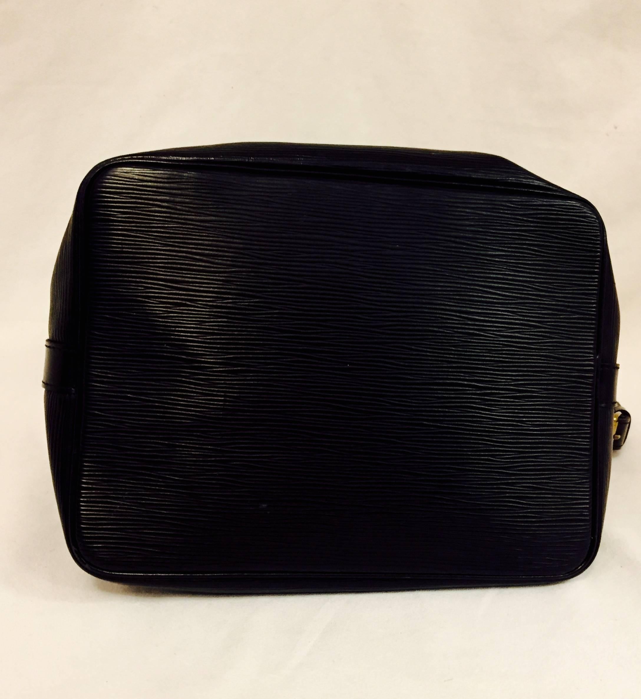 Lavish Louis Vuitton Epi Petit Noe Black Bucket Bag Serial A20972 In Excellent Condition In Palm Beach, FL