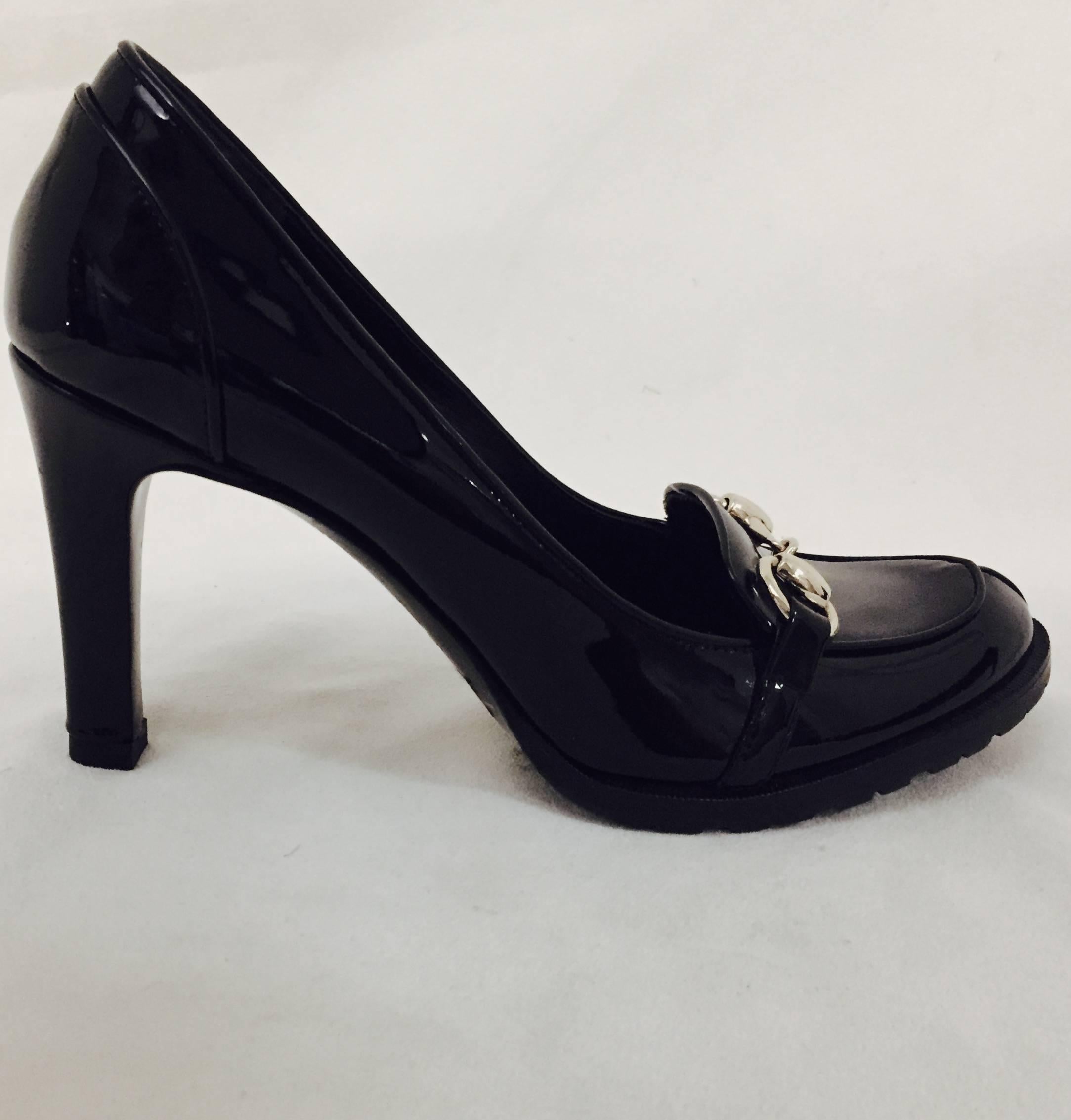 Glamorous Gucci Black Patent Leather Gold Tone Horsebit Decor Pumps In Excellent Condition For Sale In Palm Beach, FL