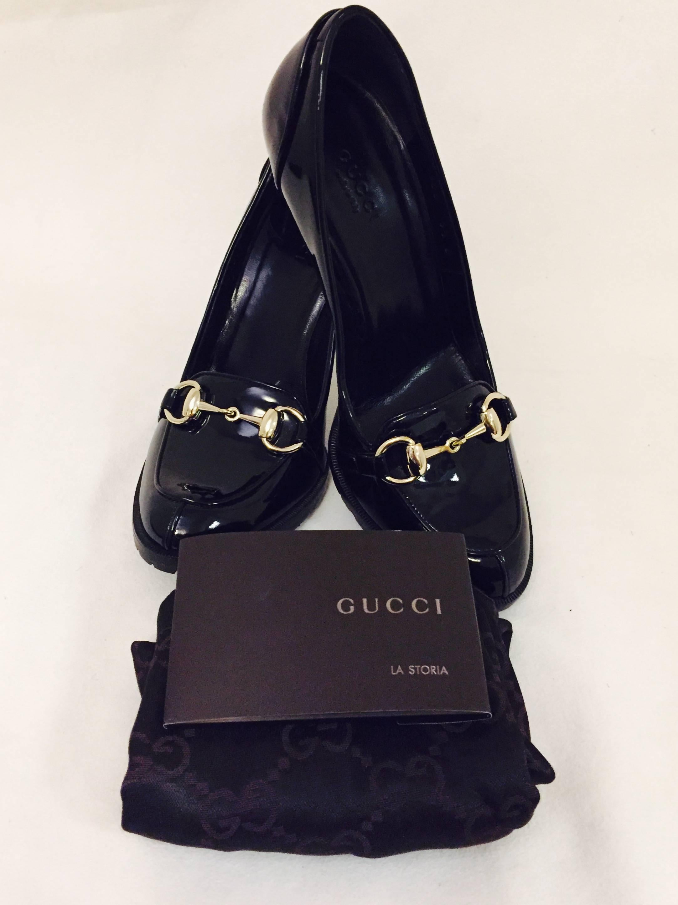 Glamorous Gucci Black Patent Leather Gold Tone Horsebit Decor Pumps For Sale 3