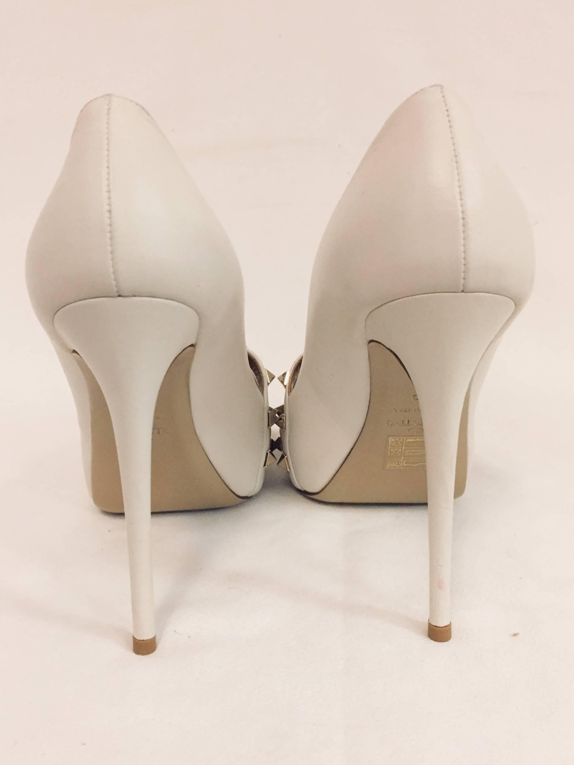 Valentino Ivory Rock Stud Peep Toe Platform Pumps  In Excellent Condition In Palm Beach, FL