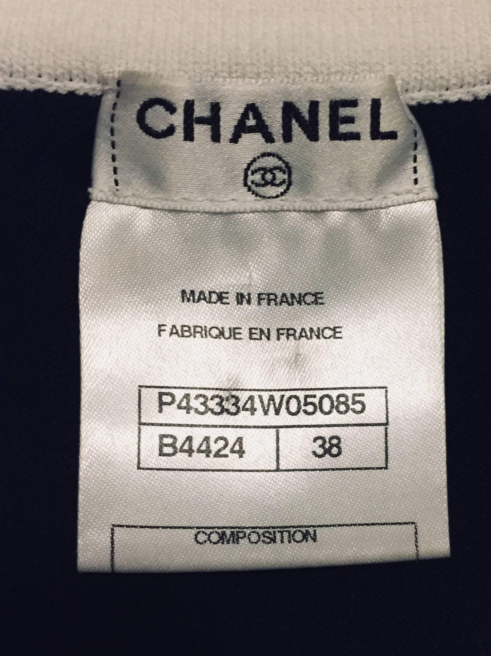 Women's Coveted Chanel White with Navy Blue Lining Sleeveless Knit Dress For Sale