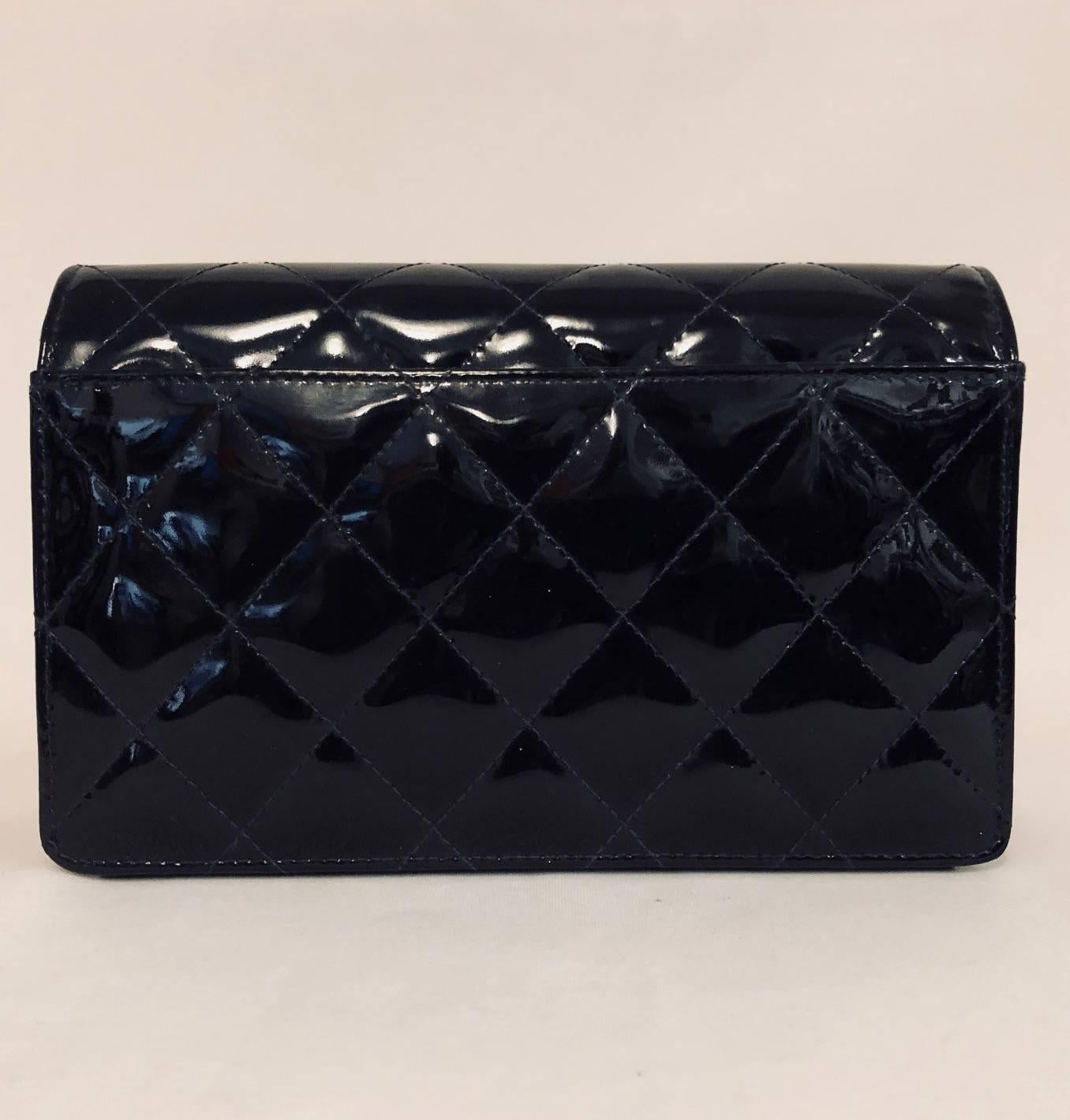 Chanel Black Patent Diamond Quilted Clutch Bag With Gold Tone Hardware, 1990s  In Good Condition In Palm Beach, FL