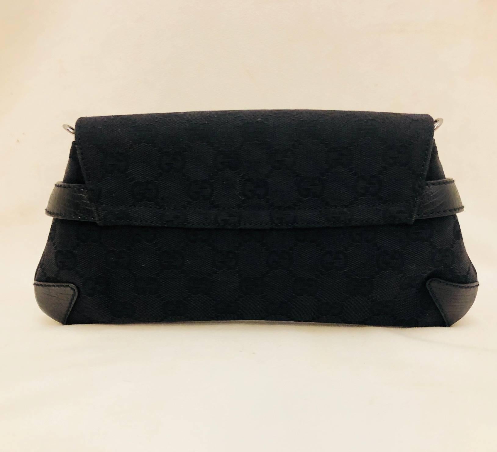 This everyday Gucci black GG canvas horsebit clutch with gunmetal hardware is the correct size for all your essentials, yet you can take it on your evening rendezvous. Contains a single chain-link shoulder strap that can be detached or just inserted