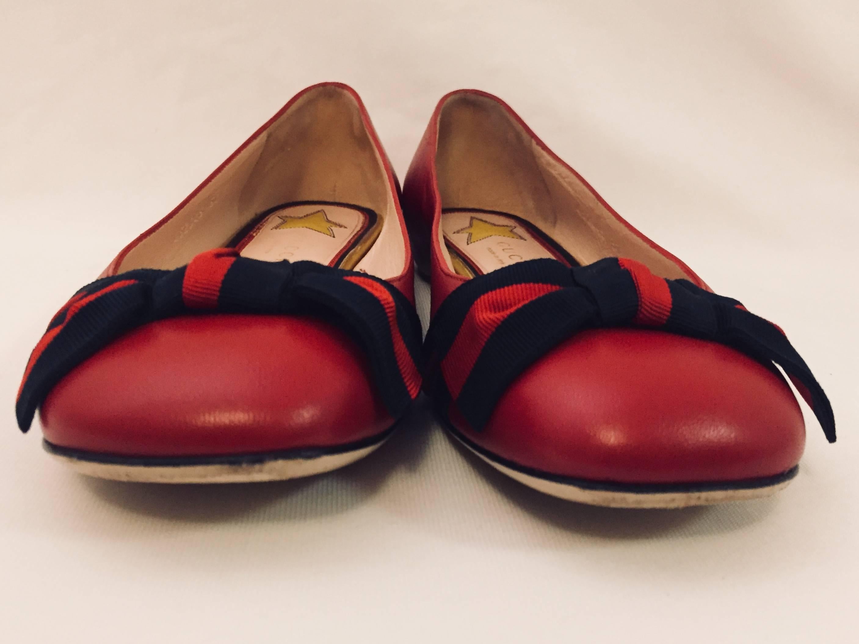 Be a star in these Gucci round toe ballet flats!  Features exquisite leather, navy and red striped grosgrain 