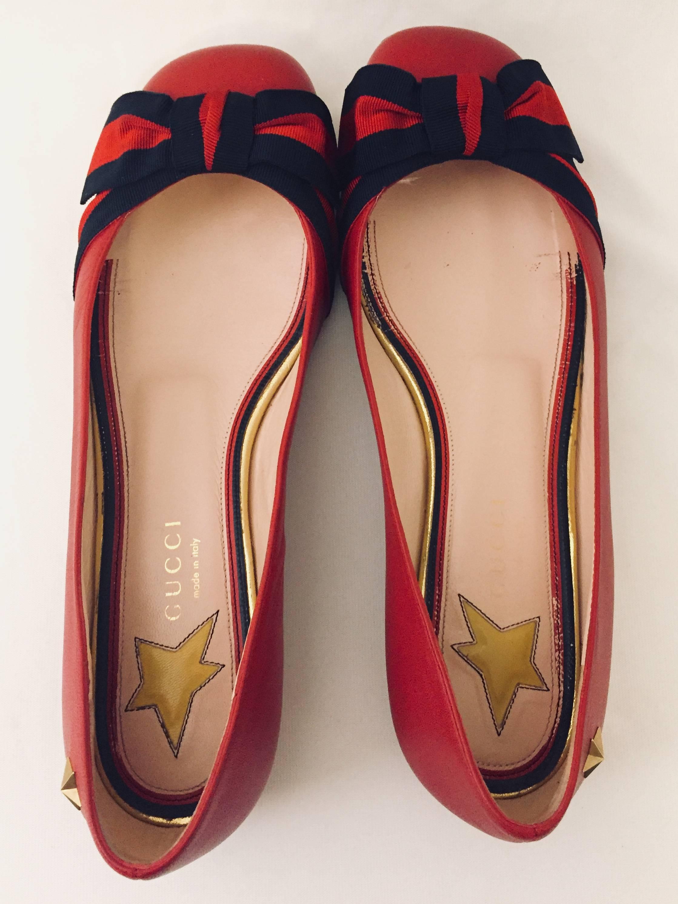 Gucci Red Leather Ballet Flats With Grosgrain Web Bows and Gold Tone Star Studs In Good Condition In Palm Beach, FL