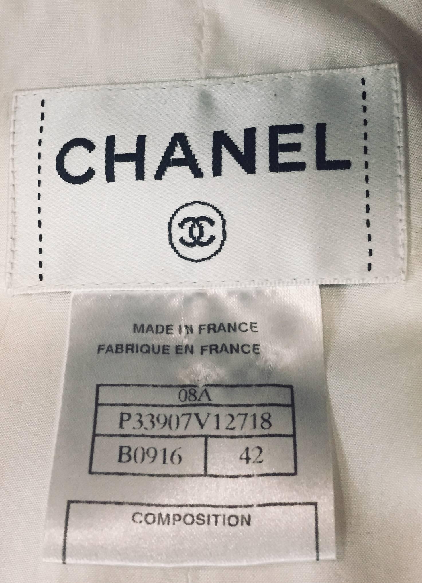 Chanel doppelreihige Weste im Smoking-Stil aus champagnerfarbener und schwarzer Seide mit 4 zinnfarbenen Chanel-Knöpfen zum Verschließen.   Diese Weste kann mit einfachen Seidenpalazzo-Hosen oder mit einem langen oder kurzen Rock getragen werden.  