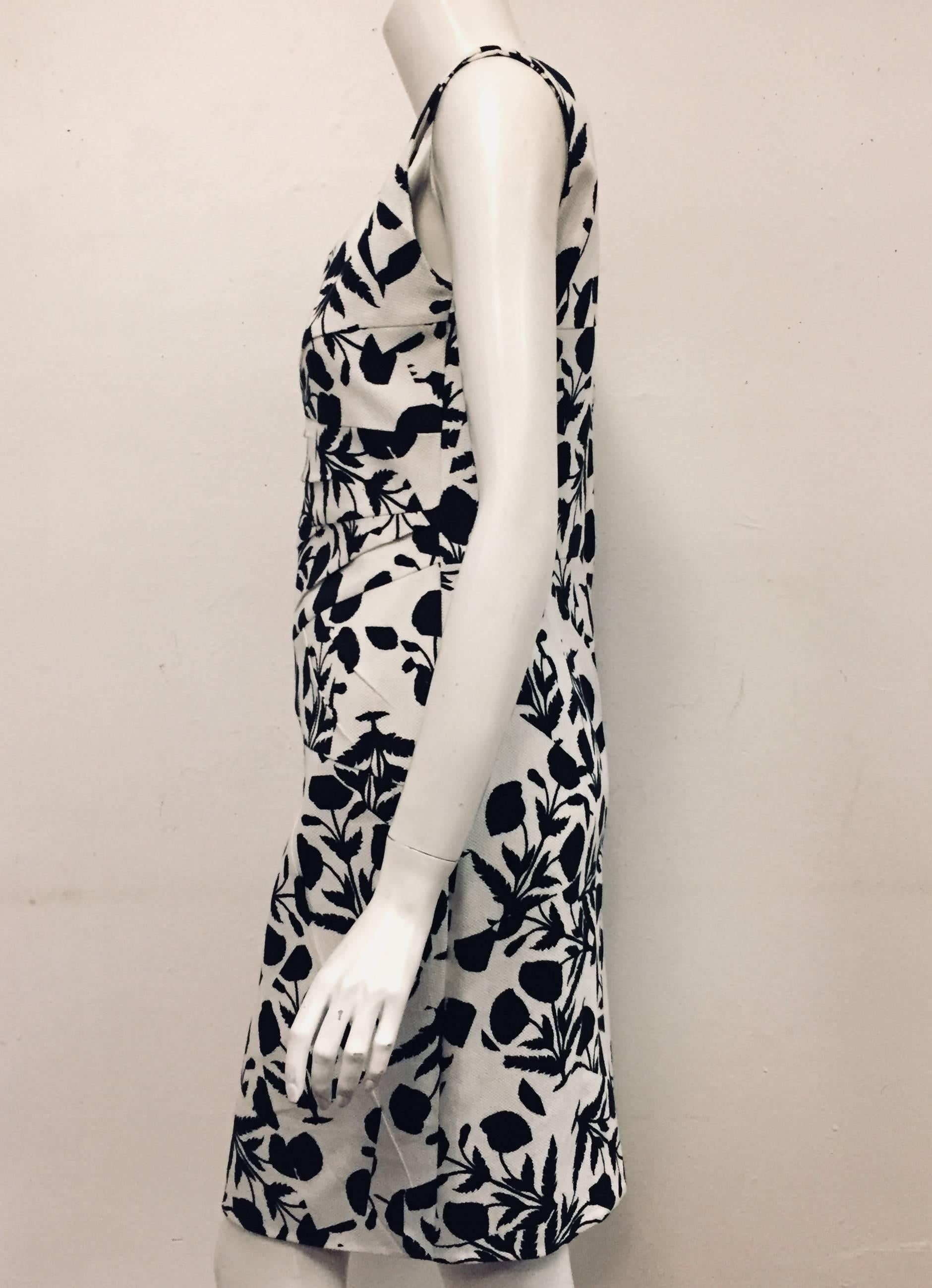 Oscar de la Renta Blue and White Floral Pique Sleeveless Dress Size 8 US In Excellent Condition In Palm Beach, FL