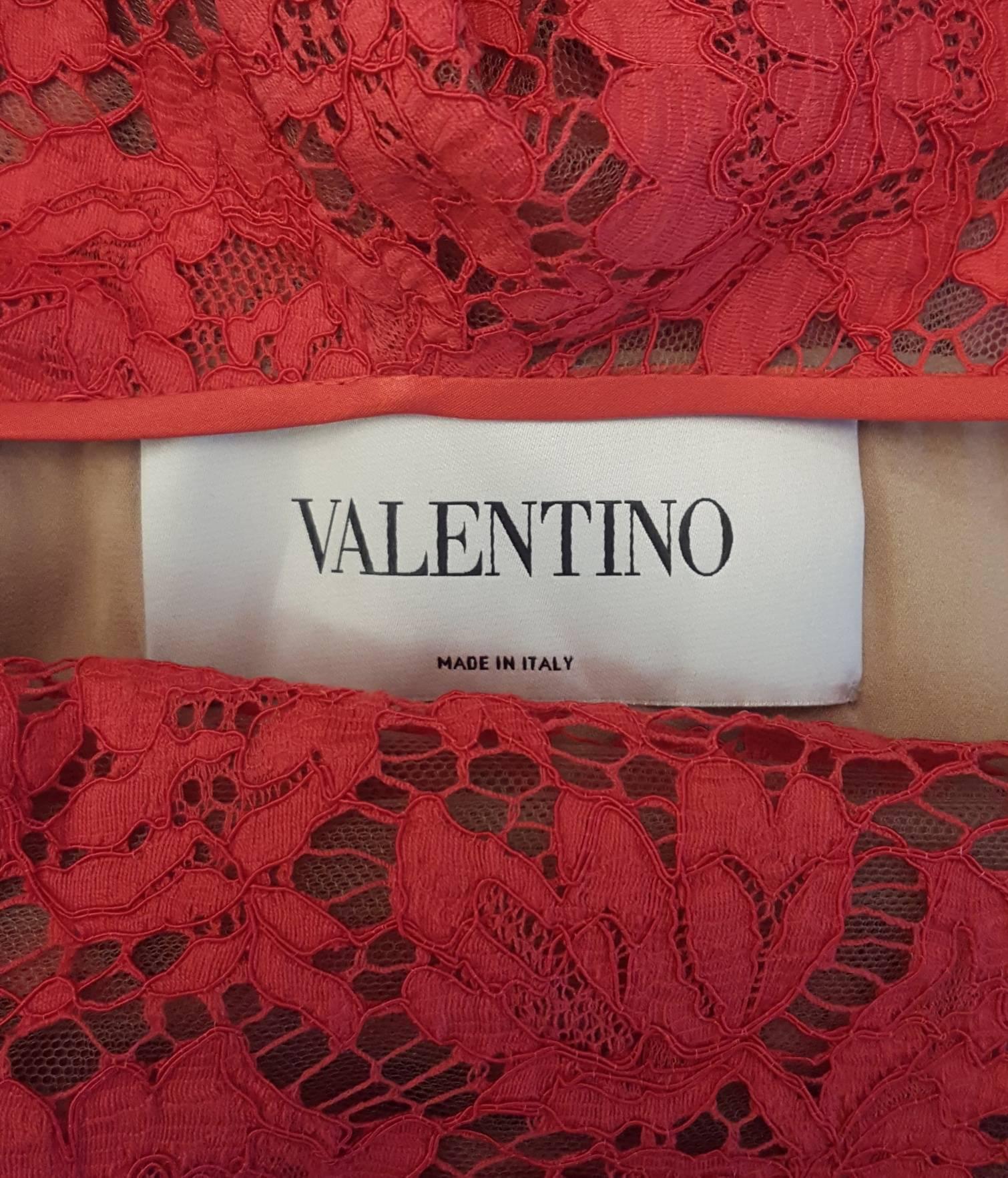 Valentino Red Lace Bow Dress with Bubble Skirt, Runway for Pre-Fall 2012 Size 10 In Excellent Condition In Palm Beach, FL