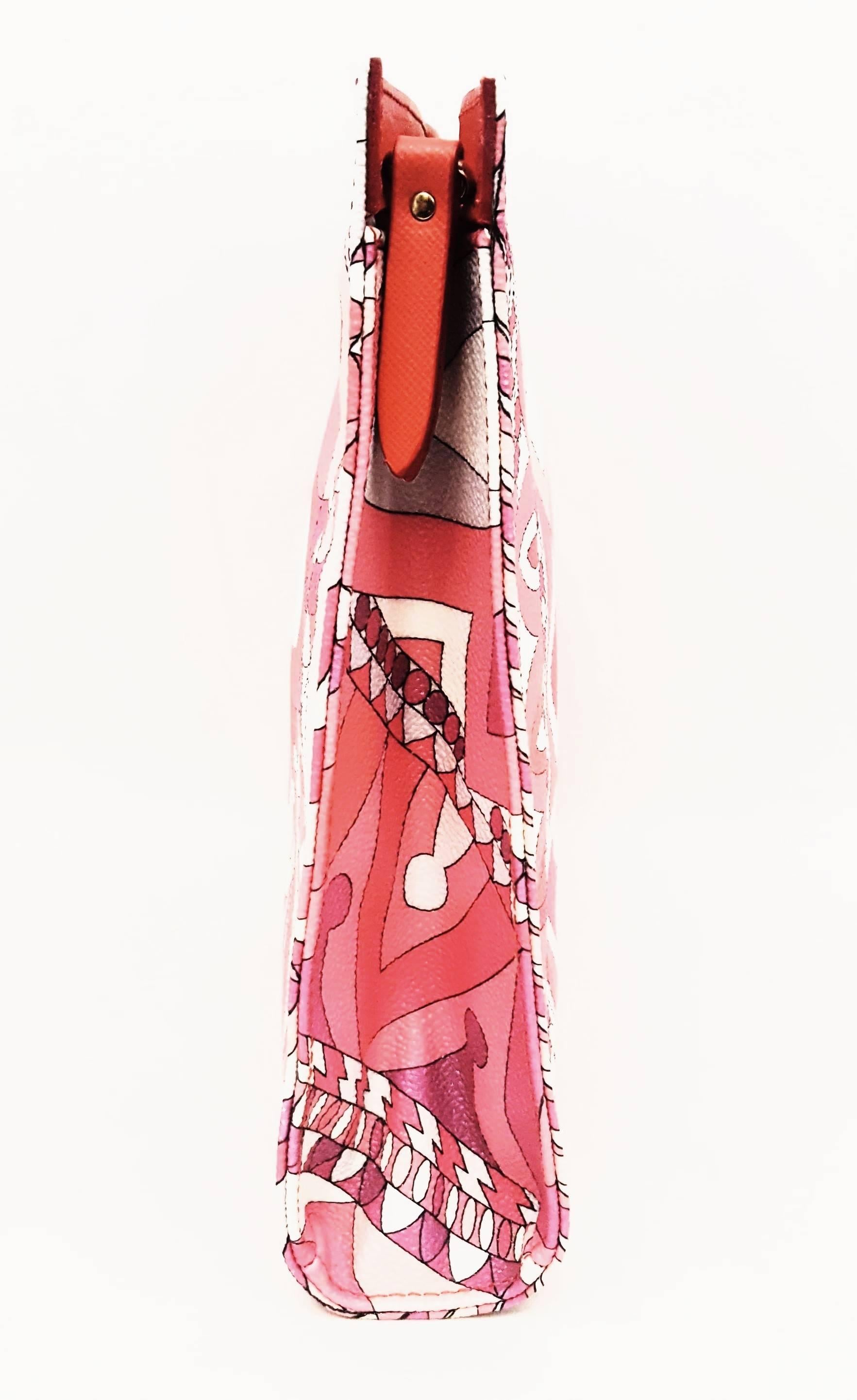 Emilio Pucci pale and bright pink calf leather geo graphic print clutch bag featur a top zip closure.   The internal slip pocket is lined in ivory leather and contains a logo Emilio Pucci Made in Italy patch.  On the exterior a leather and gold tone