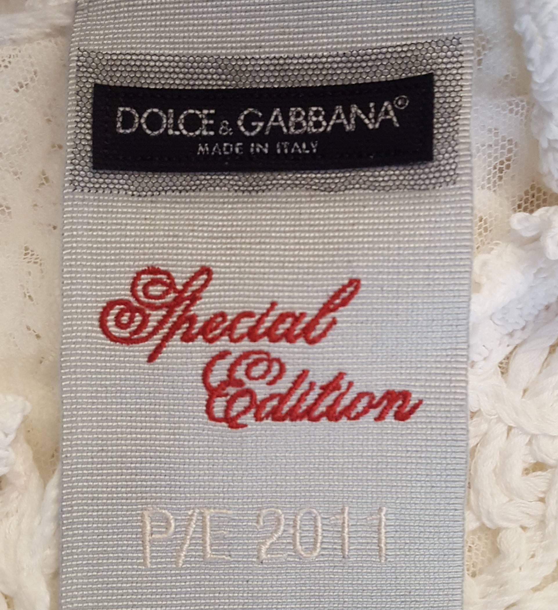 Dolce & Gabbana 2011 Special Edition White Cotton Crochet Cropped Jacket  In Excellent Condition For Sale In Palm Beach, FL