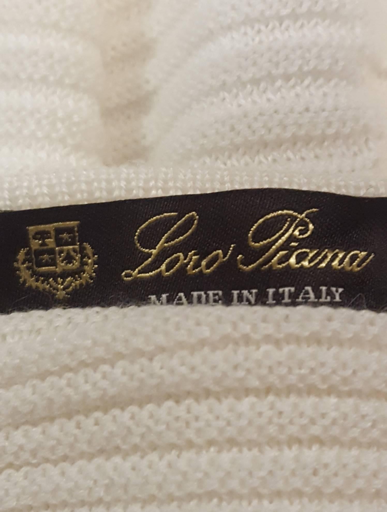 Loro Piana Ivory Cashmere and Silk Long Sleeve Pullover Sweater In Excellent Condition For Sale In Palm Beach, FL