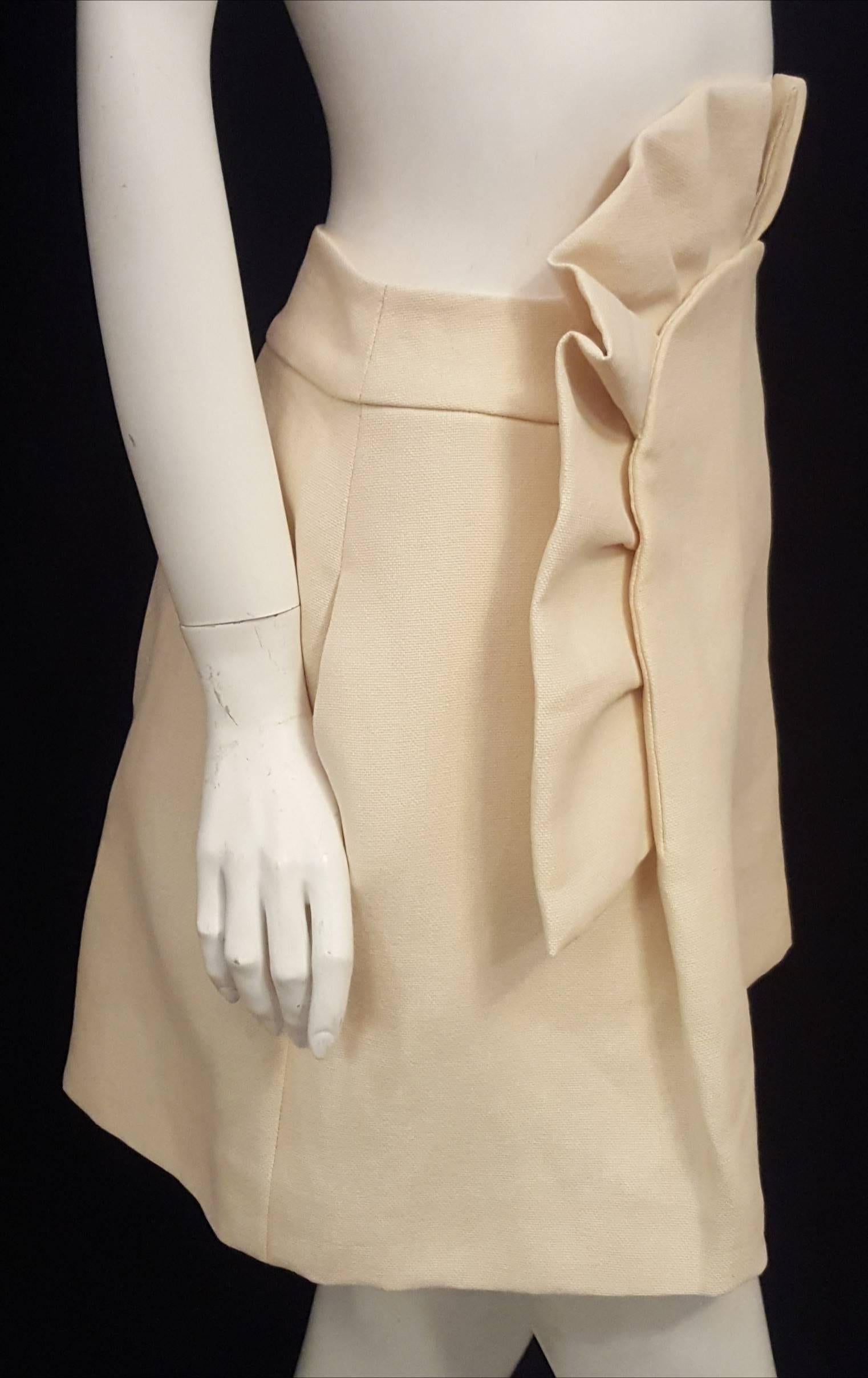 Dramatic Delpozo Ivory  Pleated Ruffled Shorts 44 EU In Excellent Condition In Palm Beach, FL
