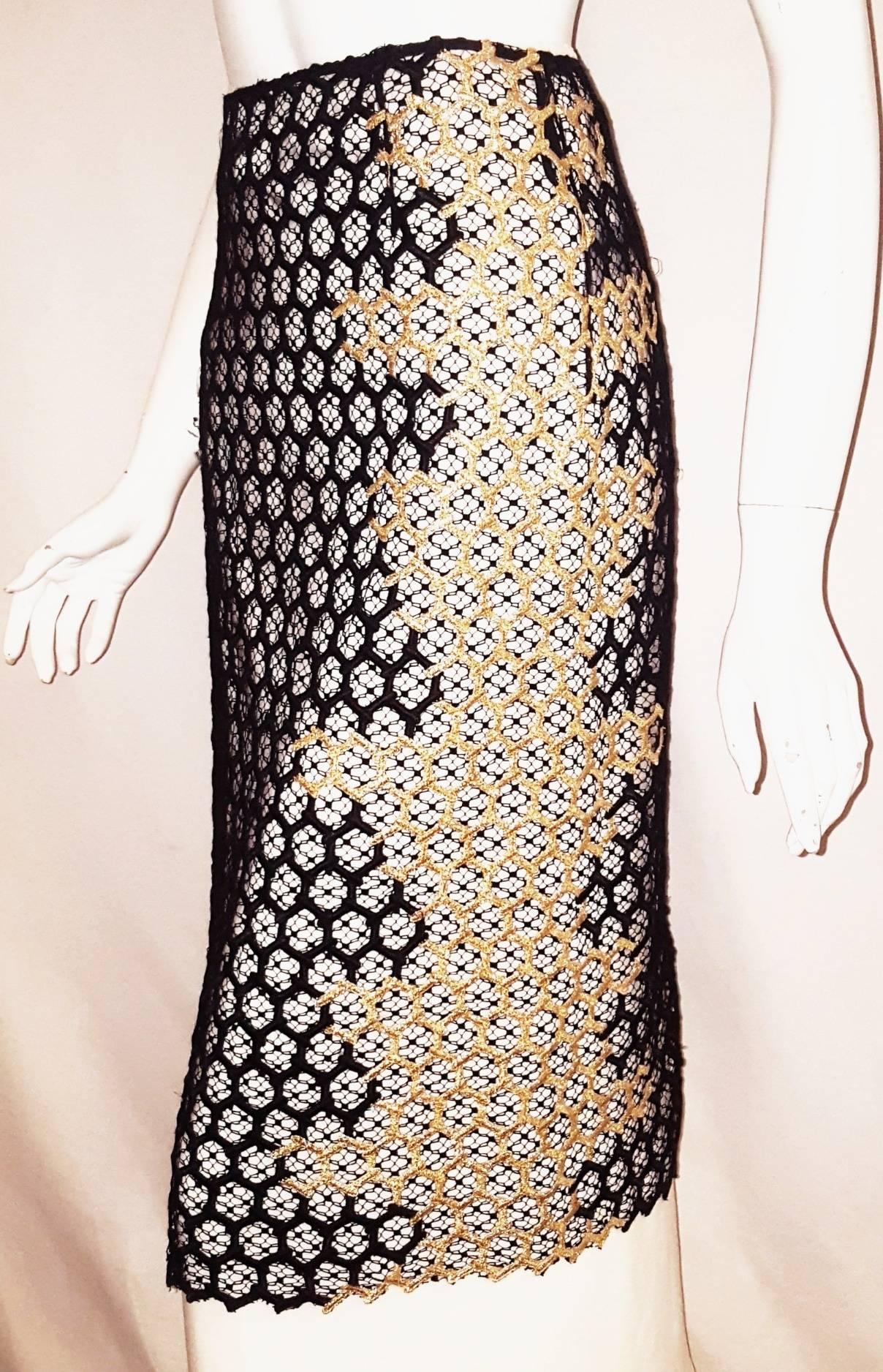 Alexander McQueen Black & Gold Tone Honeycomb Macrame Skirt 46 EU In Excellent Condition For Sale In Palm Beach, FL
