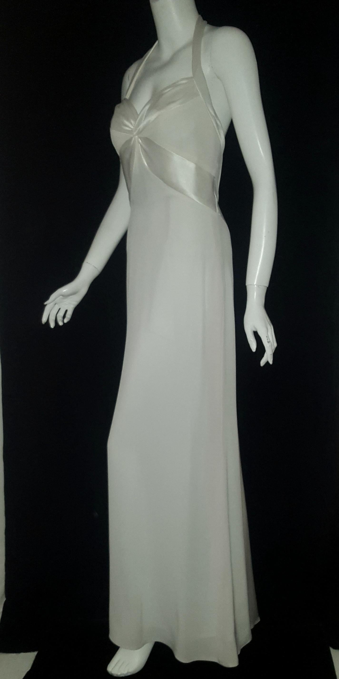 Bob Mackie weißes Neckholder-Top, bodenlanger Saum mit Satin-Akzenten im Brustbereich.  Das Kleid enthält einen Innen-BH, der diesem Bereich zusätzliche Kontur verleiht und ihn anhebt.  Dieses Kleid ist elegant und schlicht, mit taillierter Taille