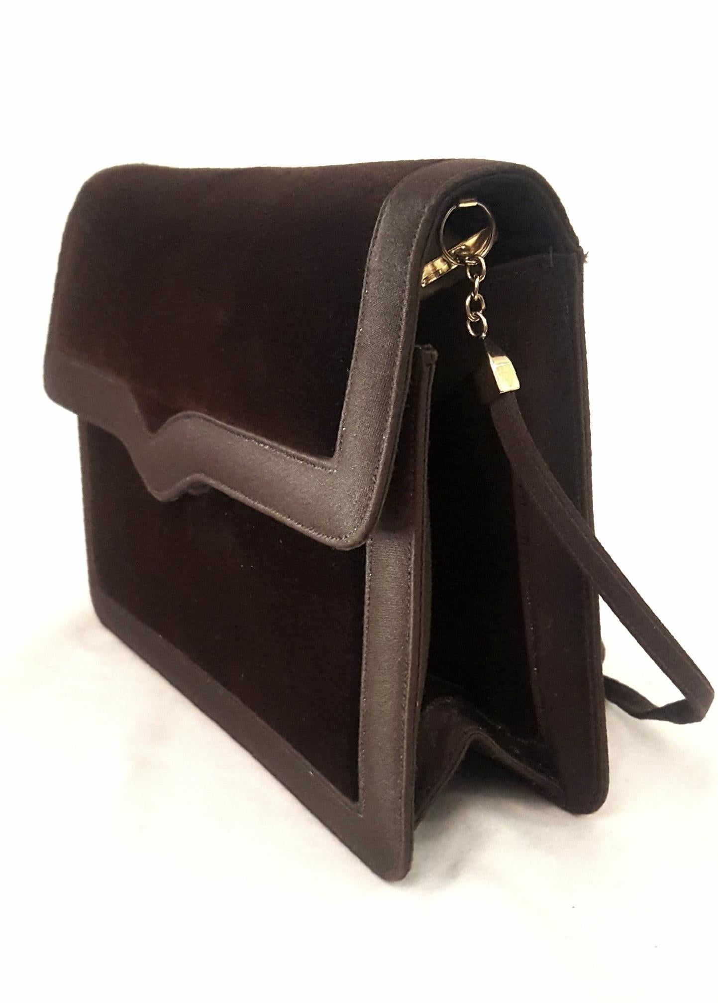Judith Leiber Brown Velvet  & Satin Shoulder Convertible Clutch Bag im Zustand „Hervorragend“ im Angebot in Palm Beach, FL
