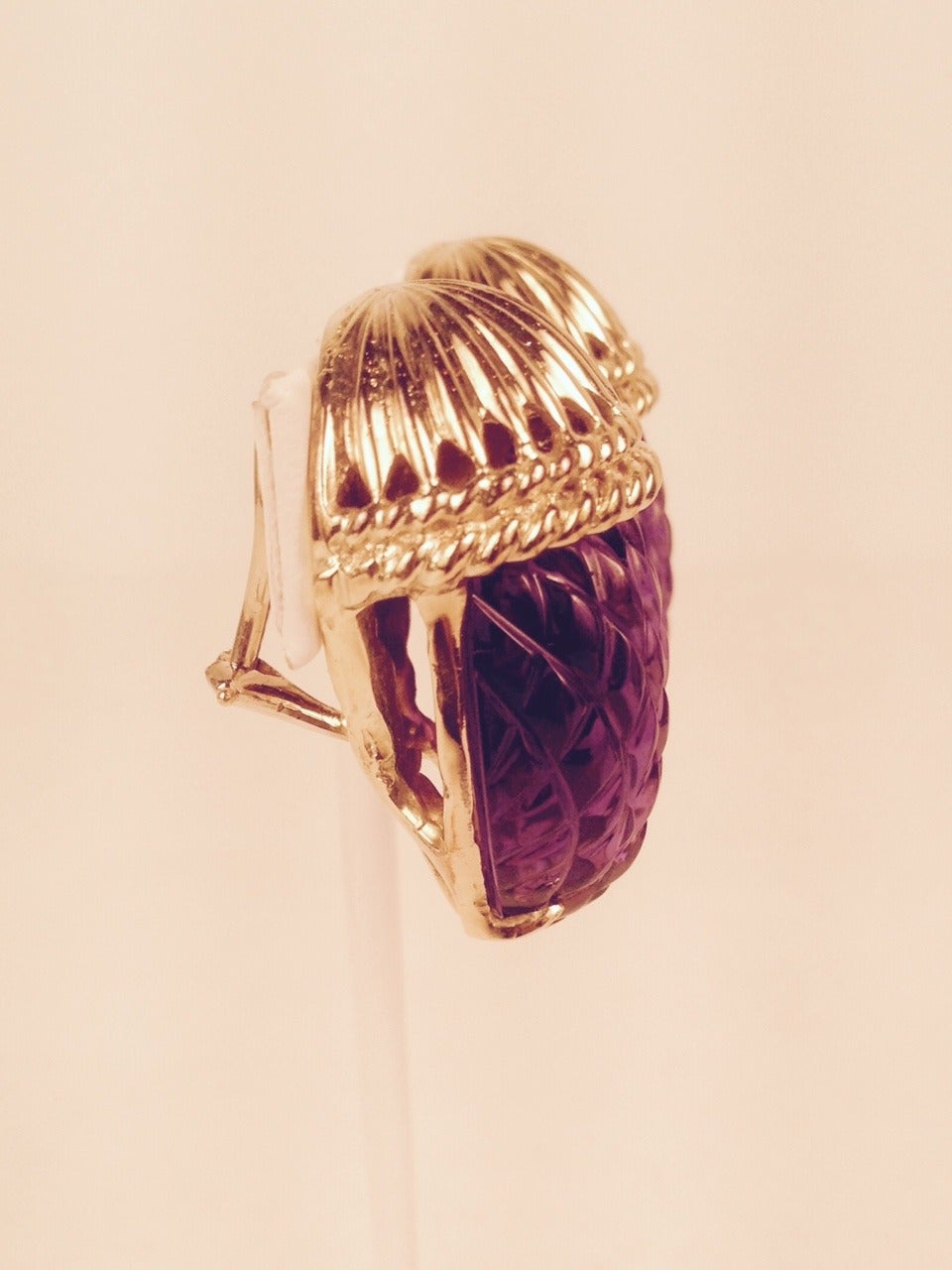 Carved Amethyst Gold Grape Ear Clips In Excellent Condition For Sale In Palm Beach, FL