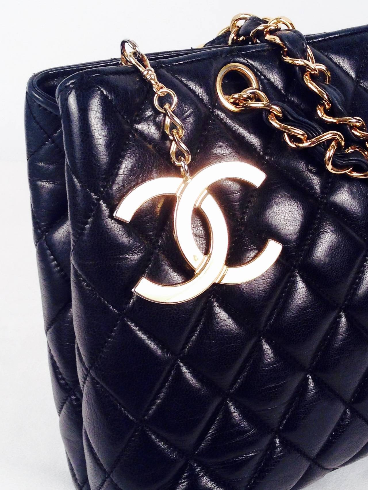Women's Vintage Chanel Black Quilted Lambskin Shoulder Bag For Sale
