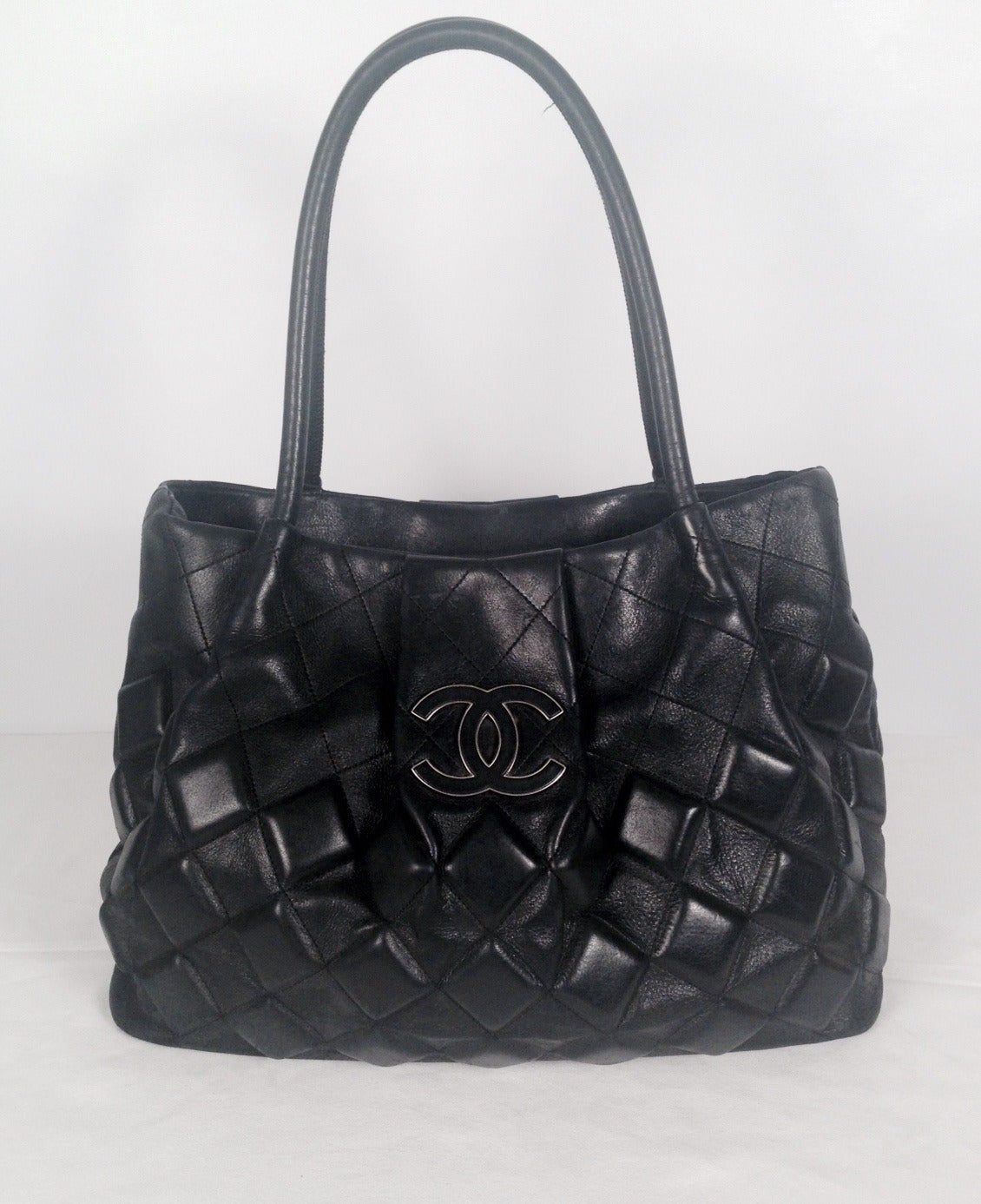 Hard to Find Chanel Deep Navy Tote Diamond Topstitched Lambskin In Excellent Condition For Sale In Palm Beach, FL