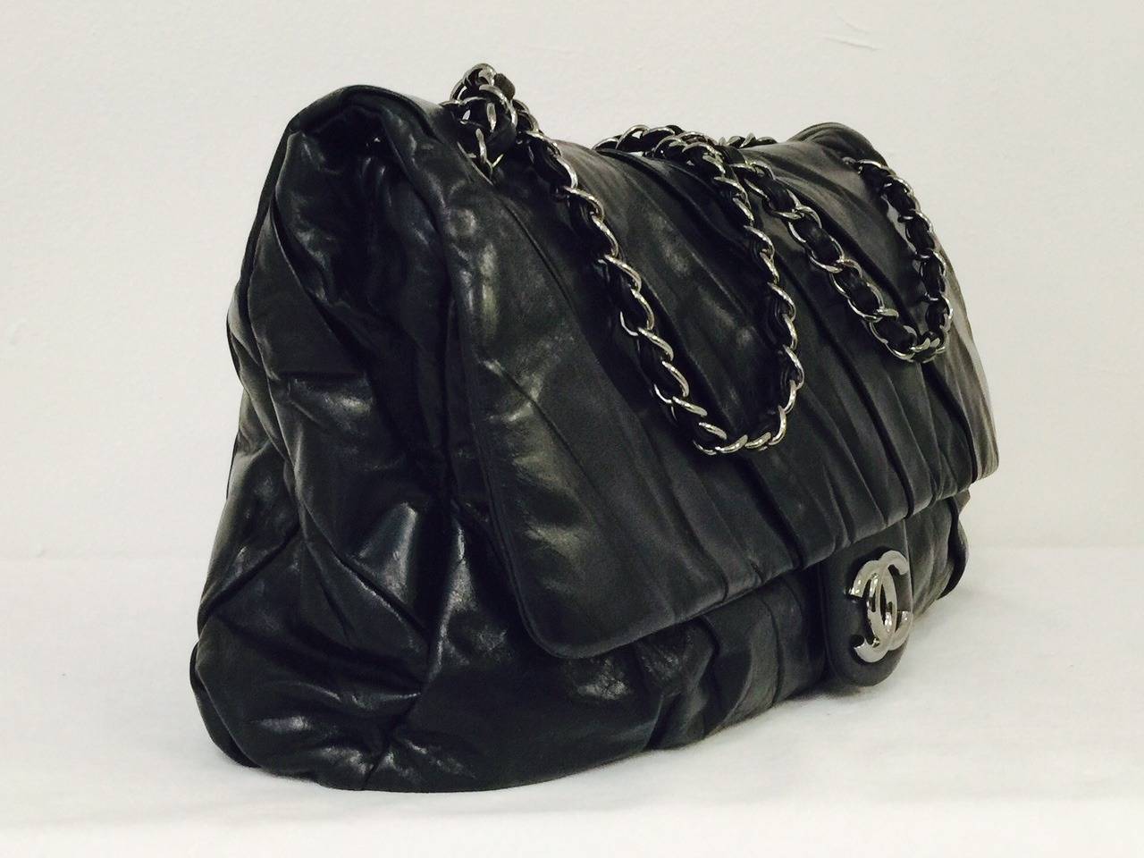2009 Chanel Pleated Maxi Bag With Ruthenium Hardware In Excellent Condition For Sale In Palm Beach, FL