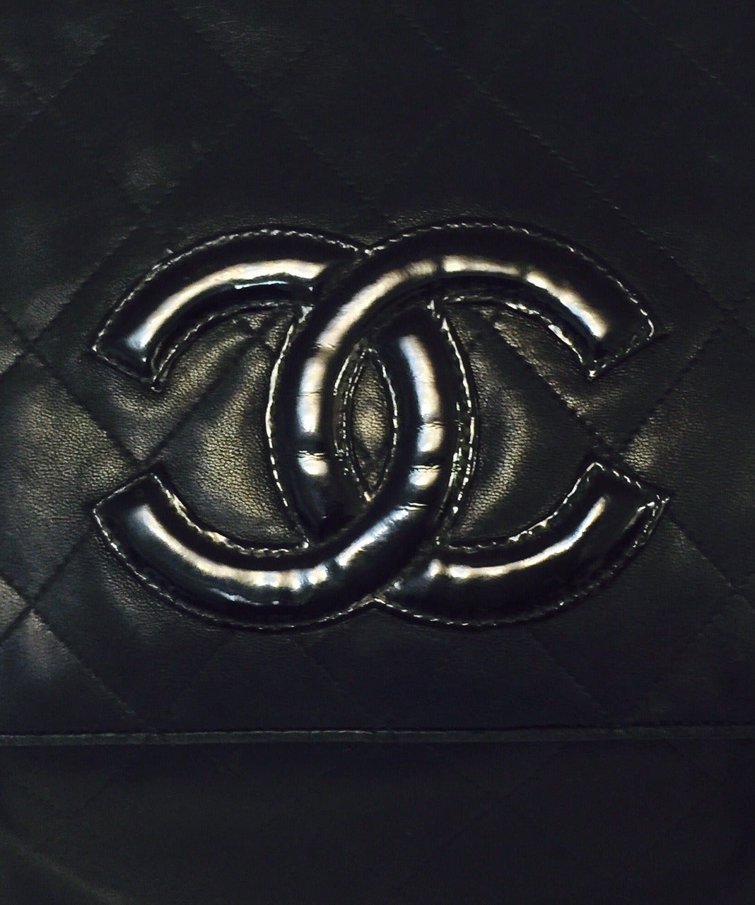Women's 1990s Chanel Black Quilted Lambskin Shoulder Bag With Serpentine Strap For Sale