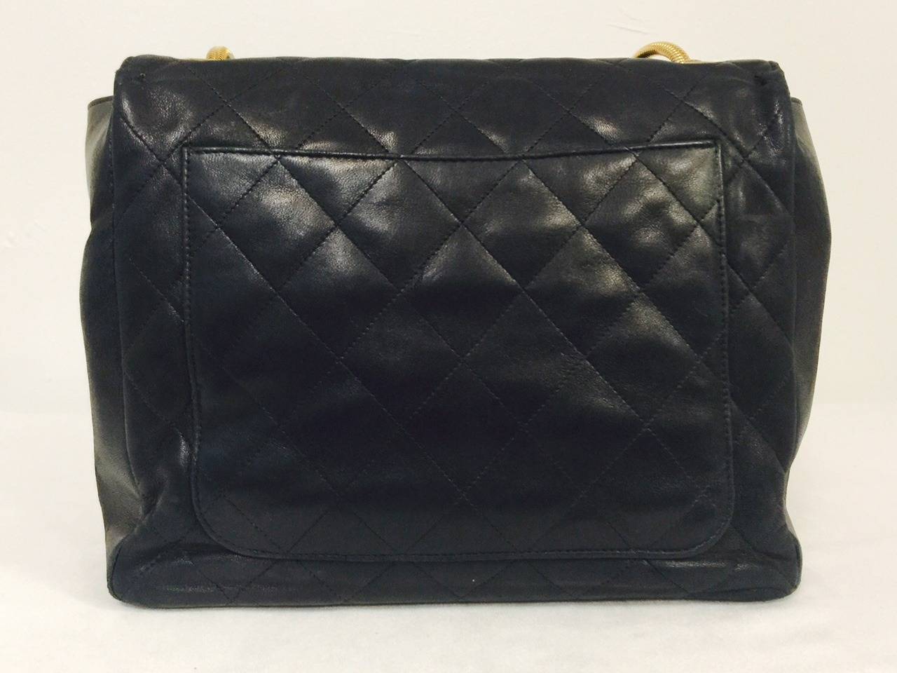 1990s Chanel Black Quilted Lambskin Shoulder Bag With Serpentine Strap In Excellent Condition For Sale In Palm Beach, FL