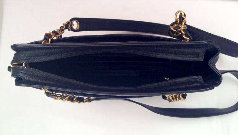 Women's Chanel Caviar Leather  Logo Shoulder Bag For Sale