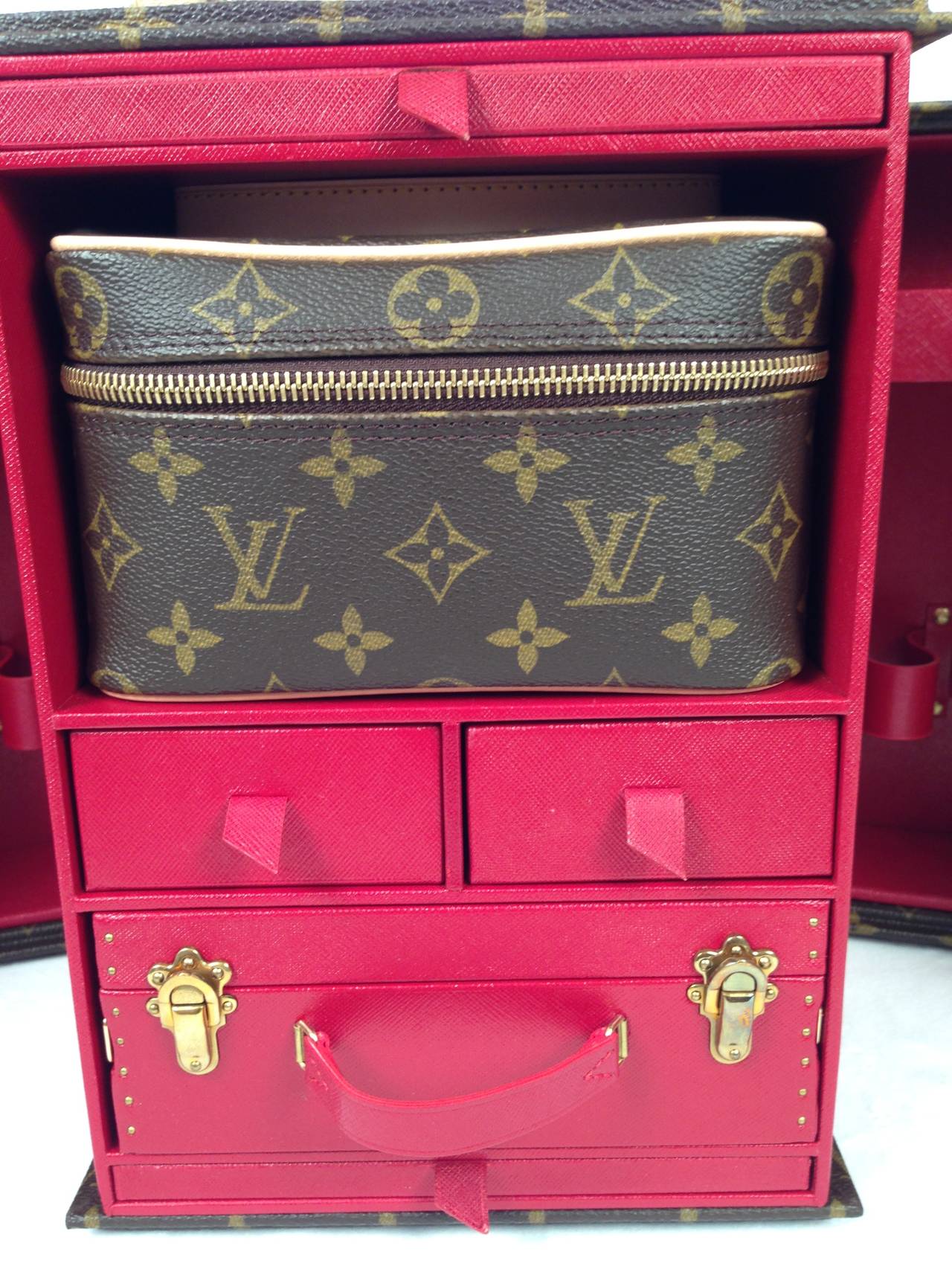 Brand New Louis Vuitton Sharon Stone Vanity Case  (Limited Edition) In New Condition For Sale In Palm Beach, FL