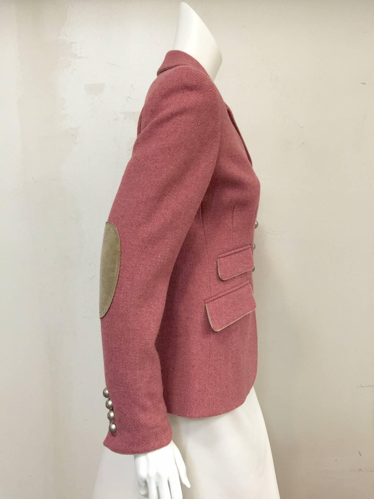 New Susanne Spatt Rose Blazer mit Einstecktuch ist der Dressur würdig!  Der Blazer aus ultra-luxuriöser Lammwolle ist mit warmem, hellbraunem Samt besetzt und hat Ellbogenaufnäher aus Wildleder.  Vier Vordertaschen... eine Brusttasche und drei