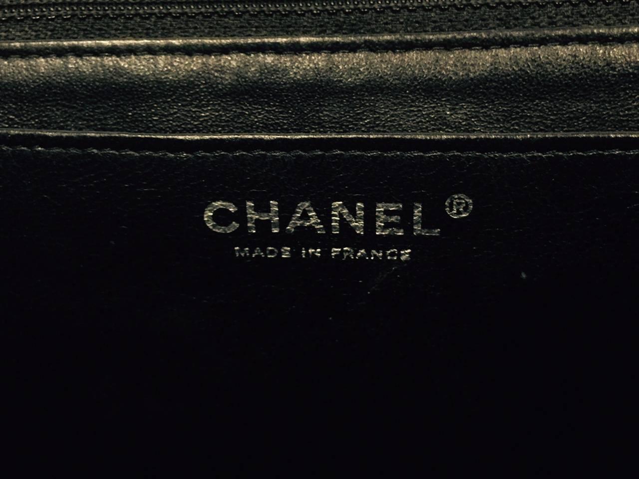 Chanel 2.55 Reissue Bag Size 226 in Black Quilted Lambskin For Sale 3