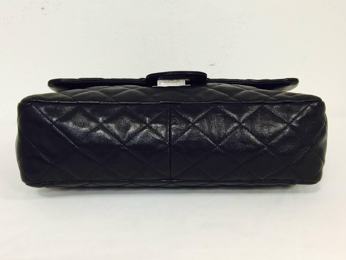 Chanel 2.55 Reissue Bag Size 226 in Black Quilted Lambskin For Sale 1