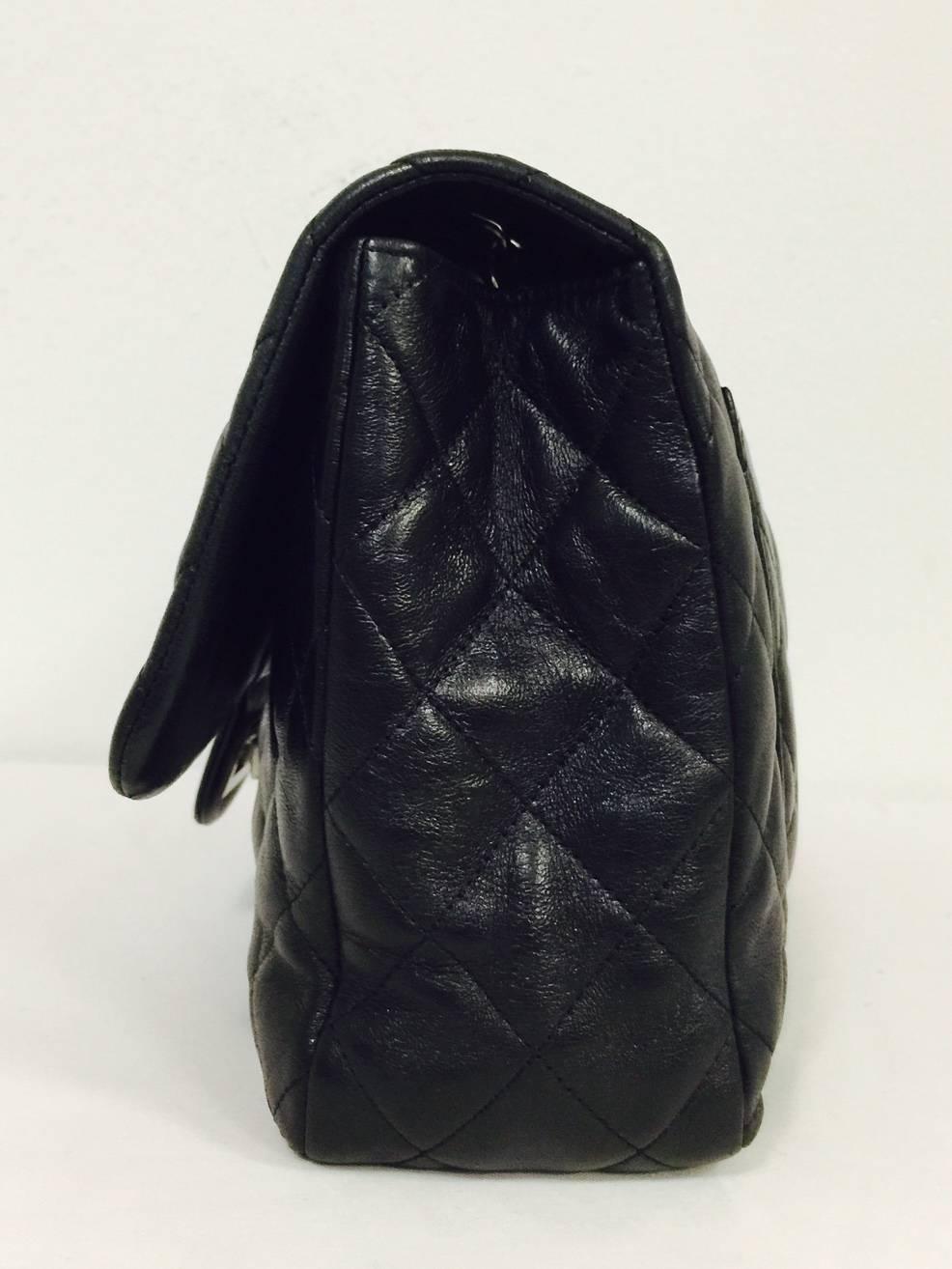 Chanel 2.55 Reissue Bag Size 226 in Black Quilted Lambskin In Excellent Condition For Sale In Palm Beach, FL