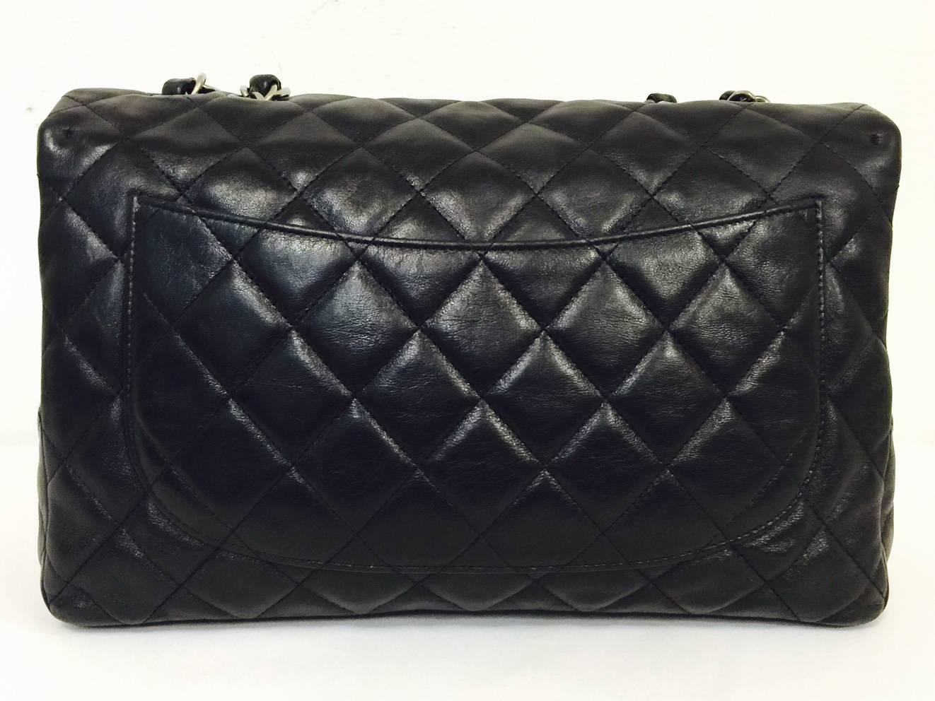 Women's Chanel 2.55 Reissue Bag Size 226 in Black Quilted Lambskin For Sale