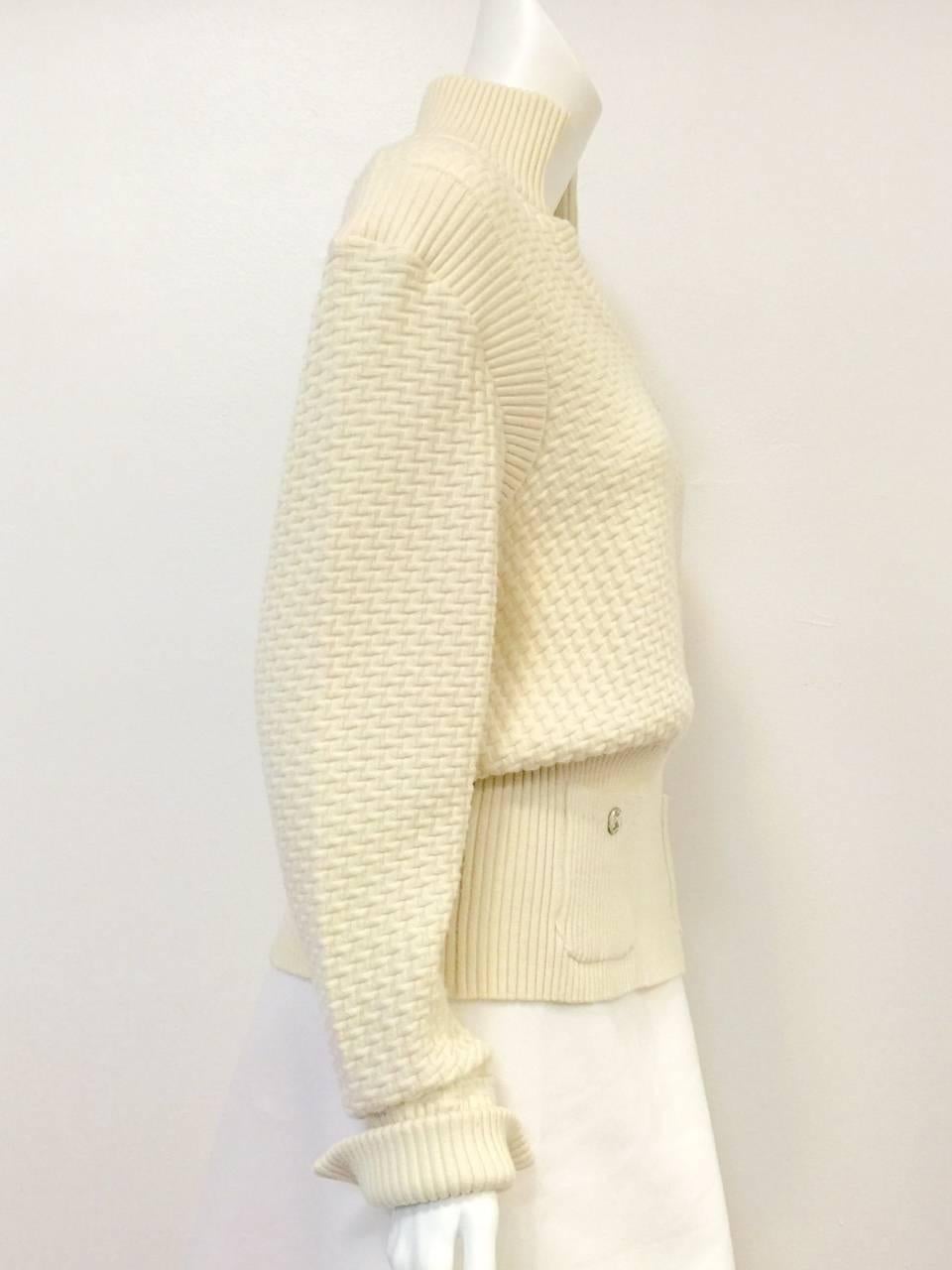 Women's Chanel 100% Ivory Wool Pullover Sweater With Triple Strand Necklace