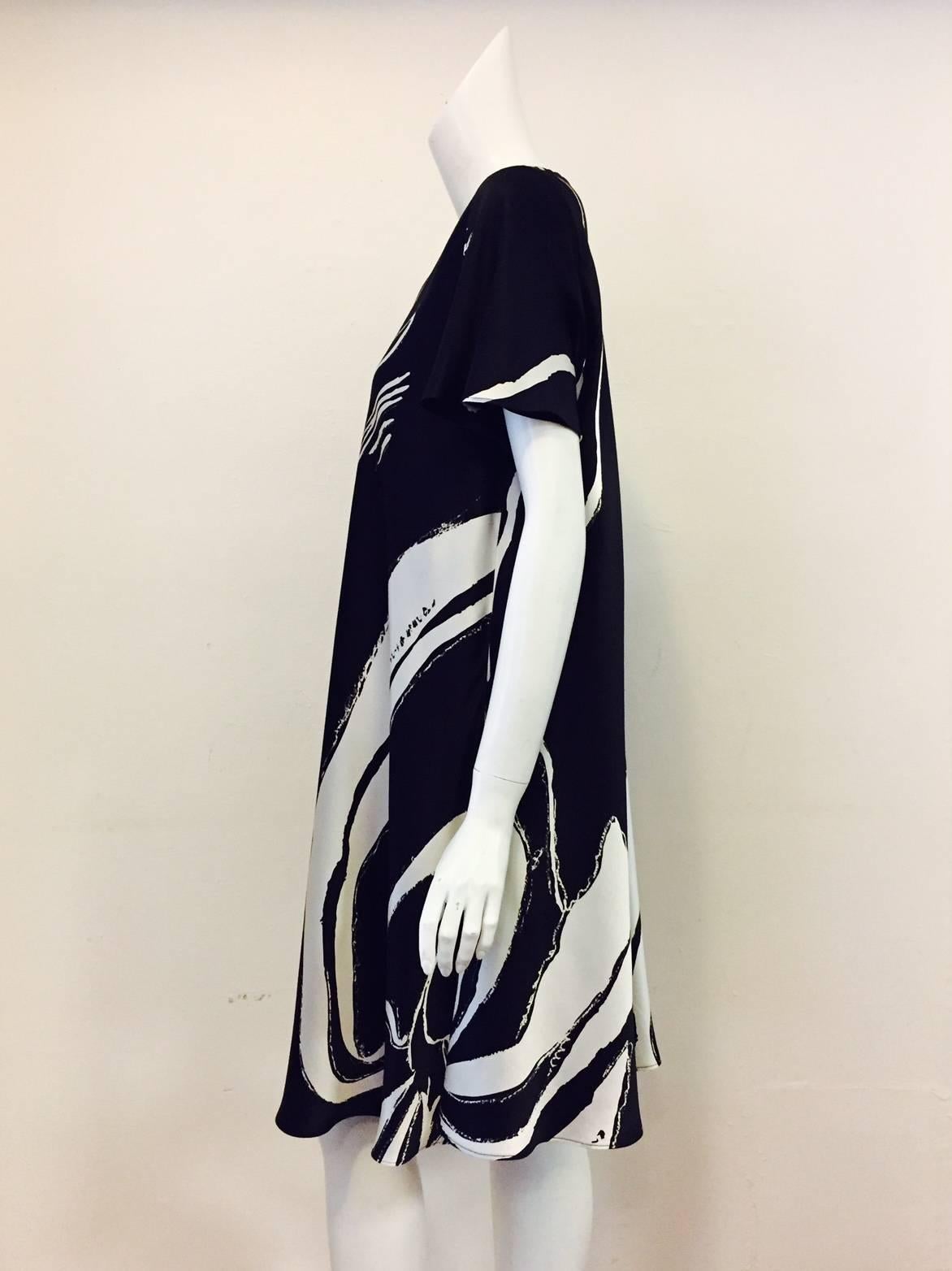 Fiandaca Black and White Abstract Print Silk Short Sleeve Trapeze Dress  In Excellent Condition In Palm Beach, FL