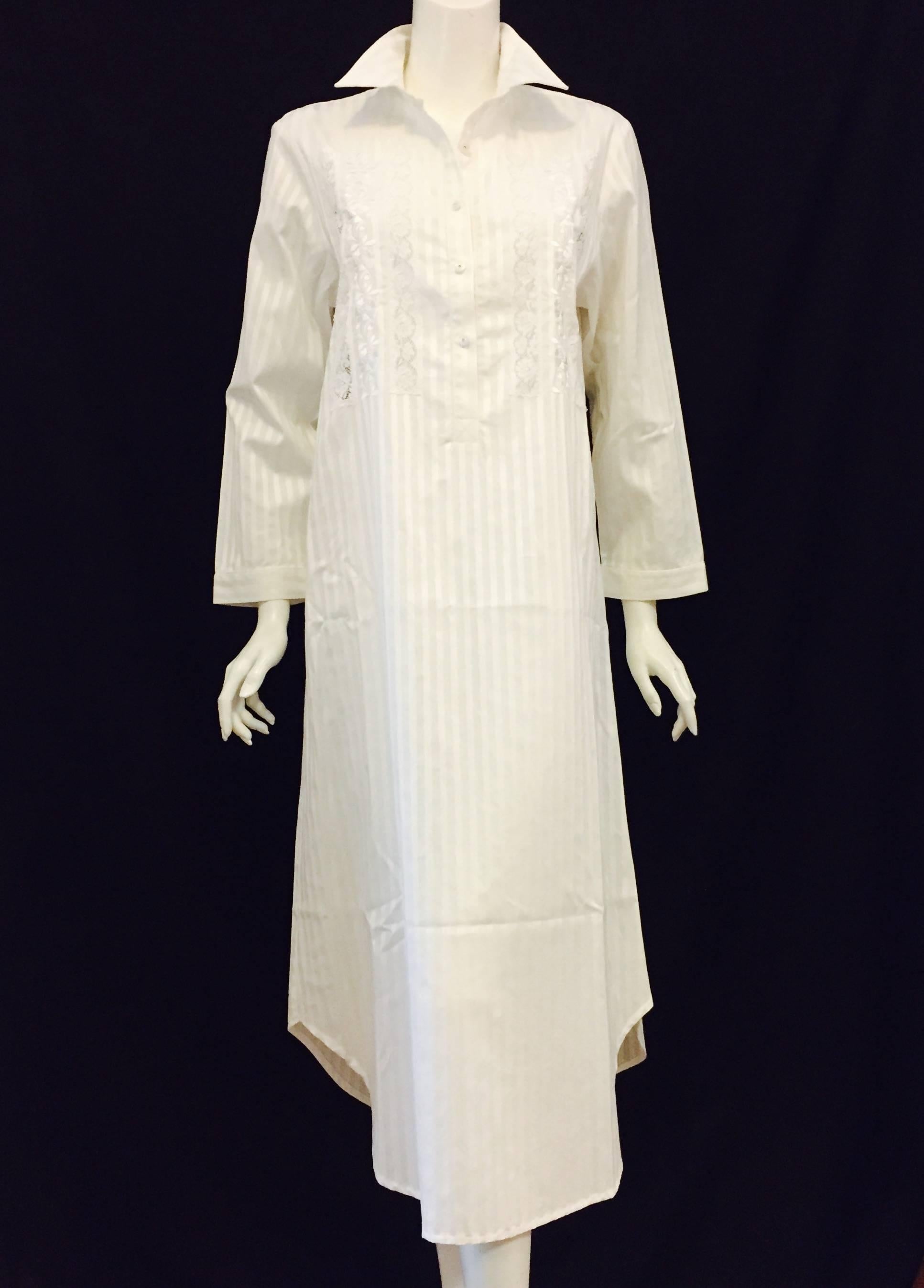 Outstanding Oscar de la Renta Beach Cover Up in White on White Cotton In Excellent Condition For Sale In Palm Beach, FL