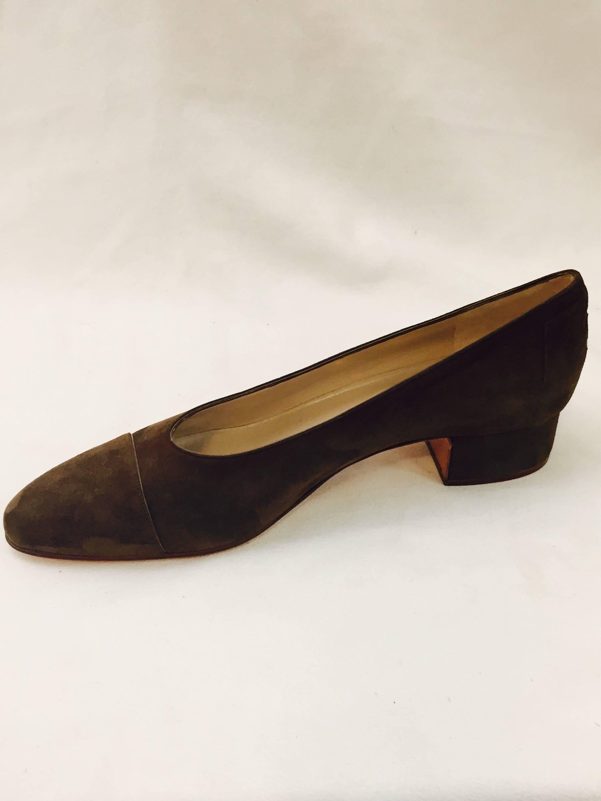 Classic Chanel Brown Suede Pumps With Monotone Cap Toes In Excellent Condition In Palm Beach, FL