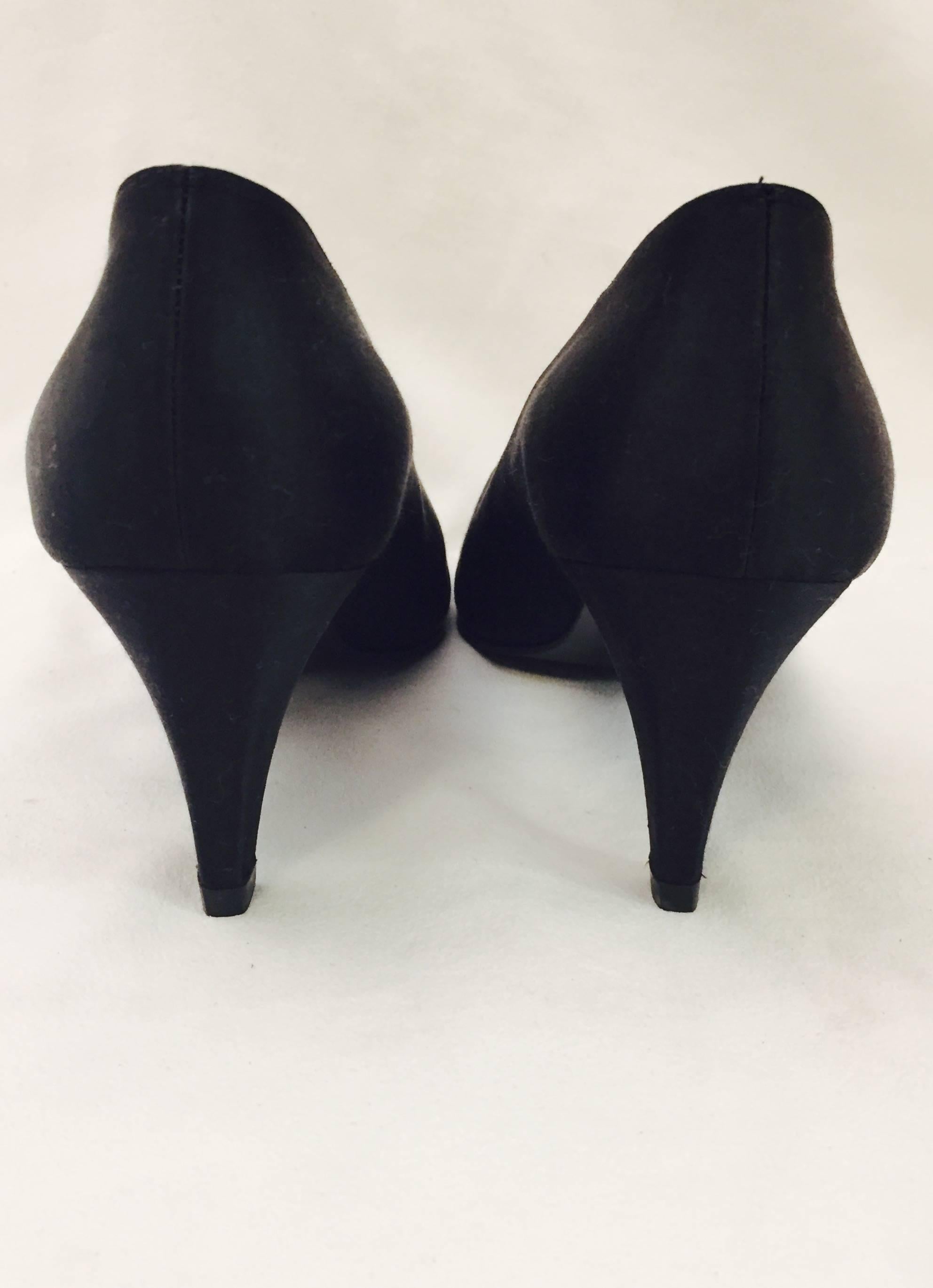 Charismatic Chanel's Black Satin Pumps With Cap Toe in Gold and Black In Excellent Condition In Palm Beach, FL