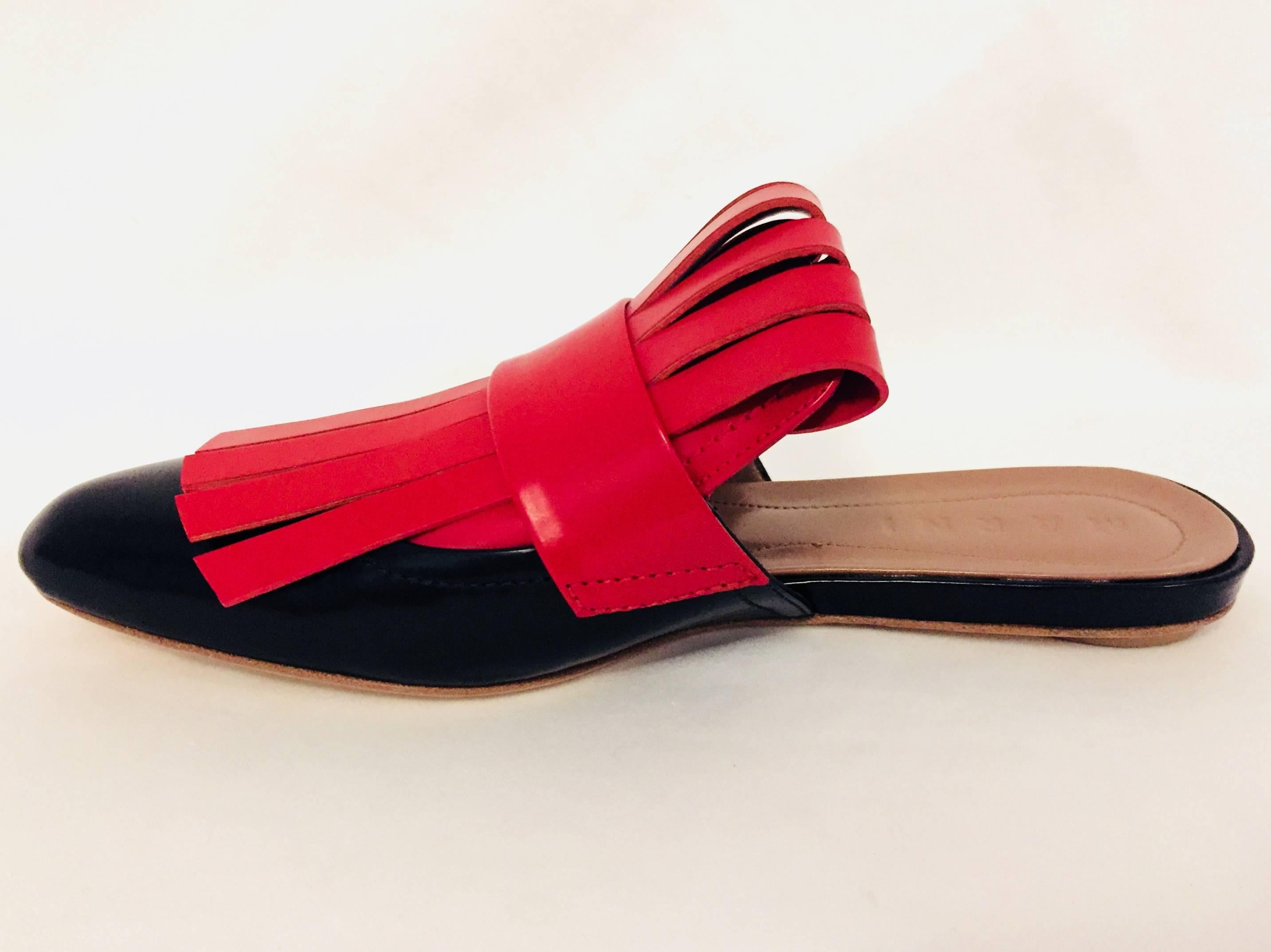 Marvelous Marni Black & Red Leather Flat Slippers In Excellent Condition In Palm Beach, FL