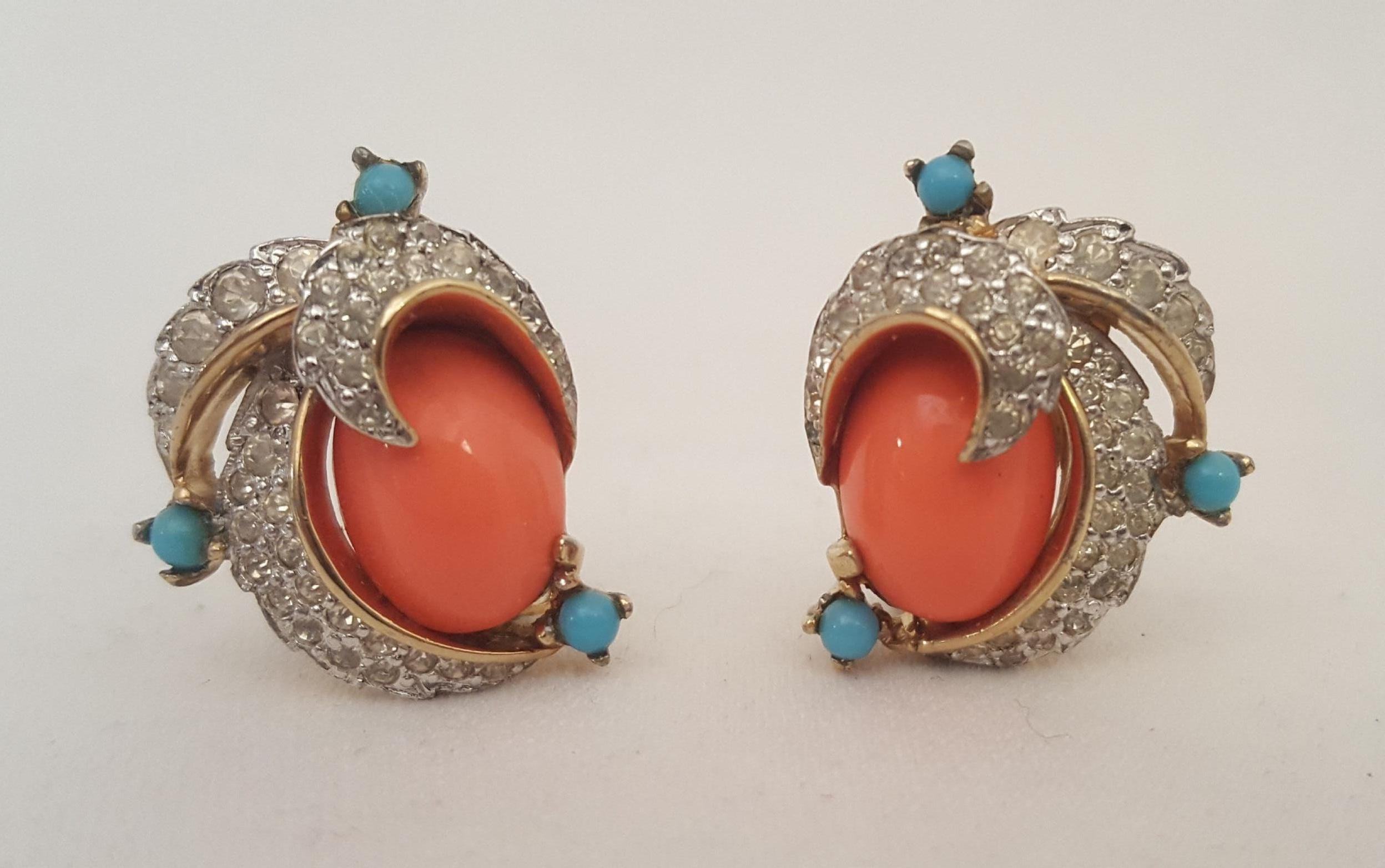 Jomaz Goldtone Coral, Turquoise and Crystals Brooch and Earrings In Good Condition In Palm Beach, FL