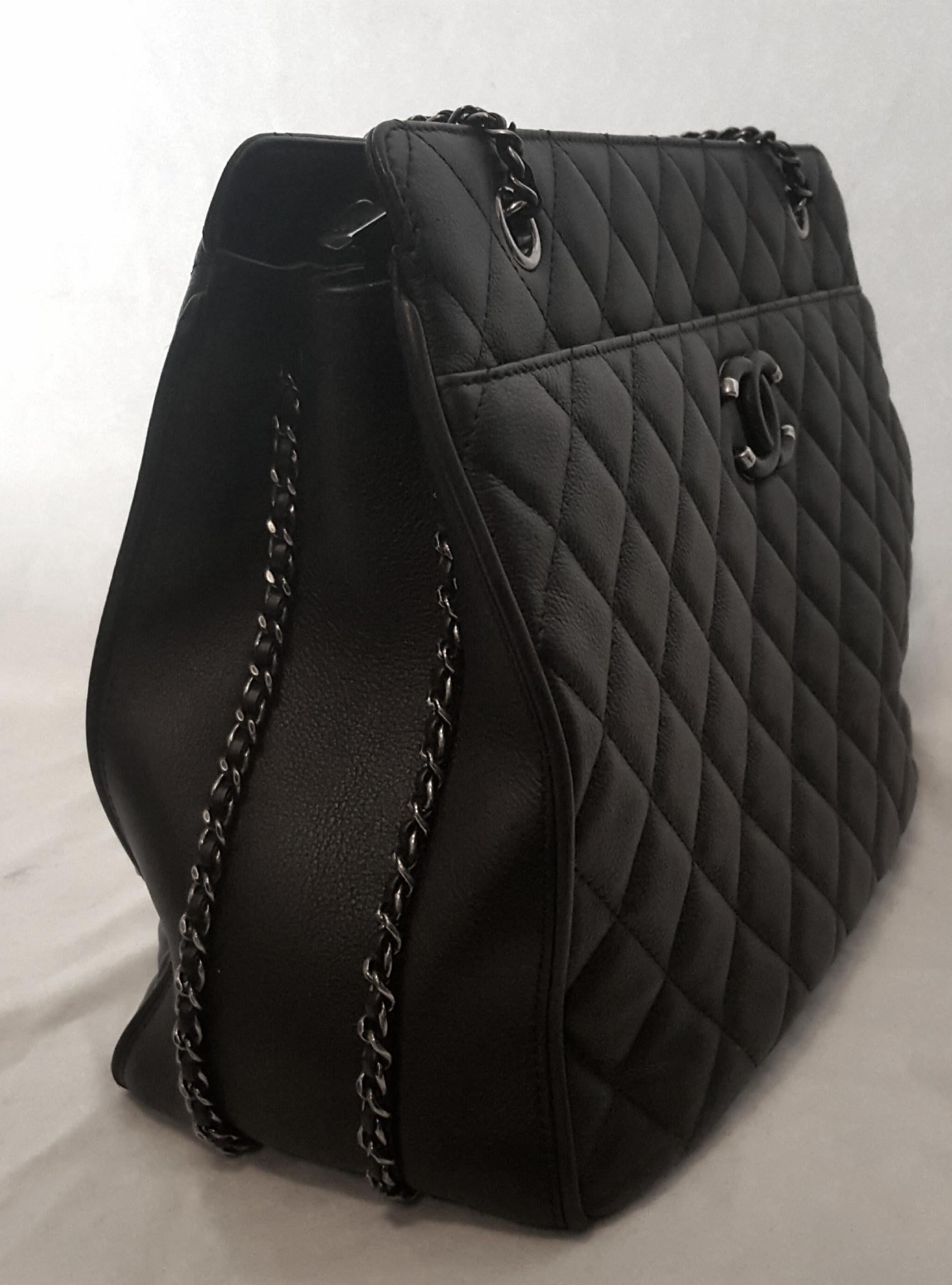 Chanel Diamond Quilt Leather W/ Ruthenium Chain Link & Leather Shoulder Pad Tote In Excellent Condition In Palm Beach, FL