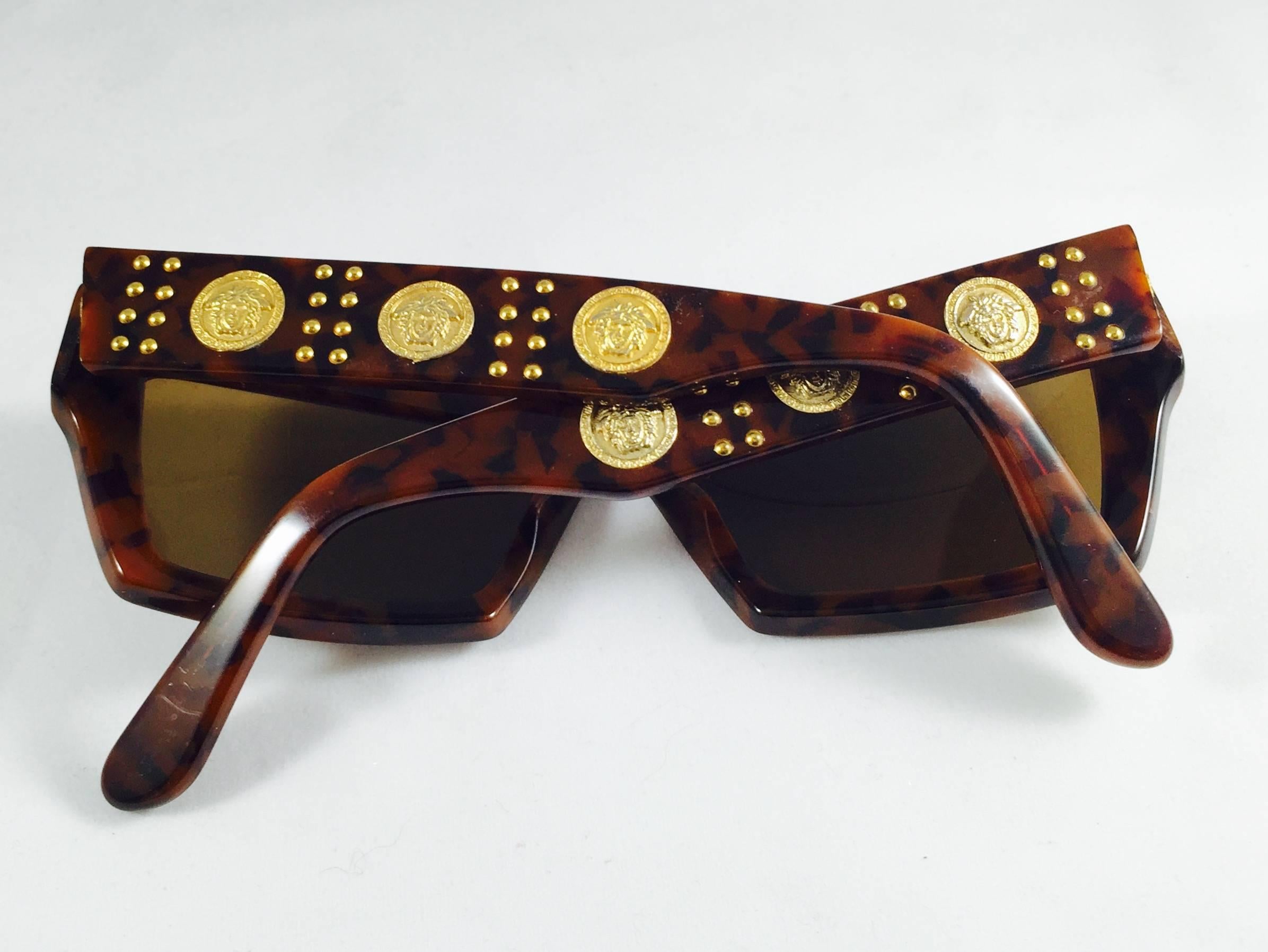 1990s Gianni Versace Tortoise Wayfarer Sunglasses With Mudusa Head Temples In Excellent Condition For Sale In Palm Beach, FL