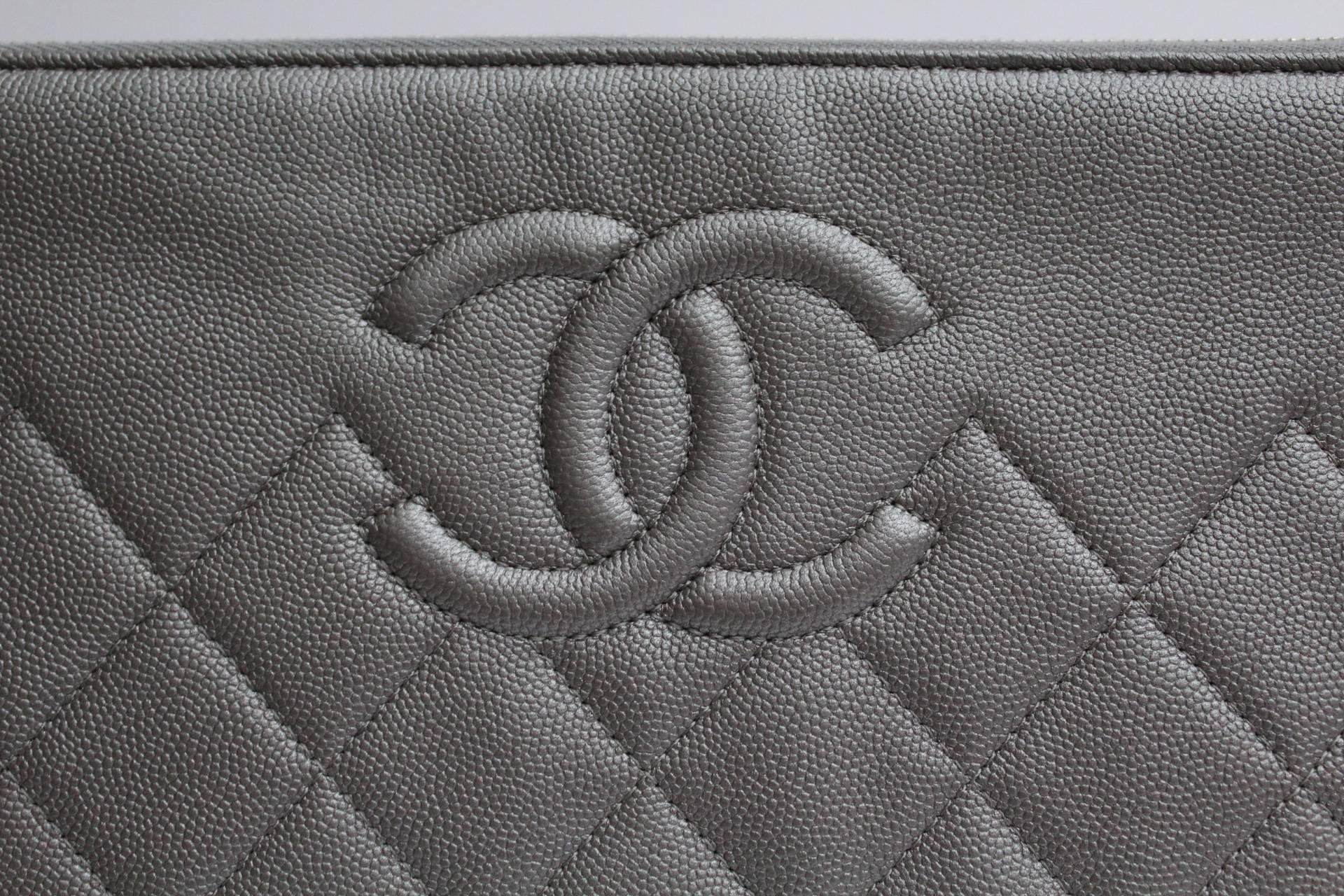 Pochette Chanel 2017 collection with grained silver leather.
Zip closure.
Inside is nylon.
Good condition.
Dustbag, card and box.