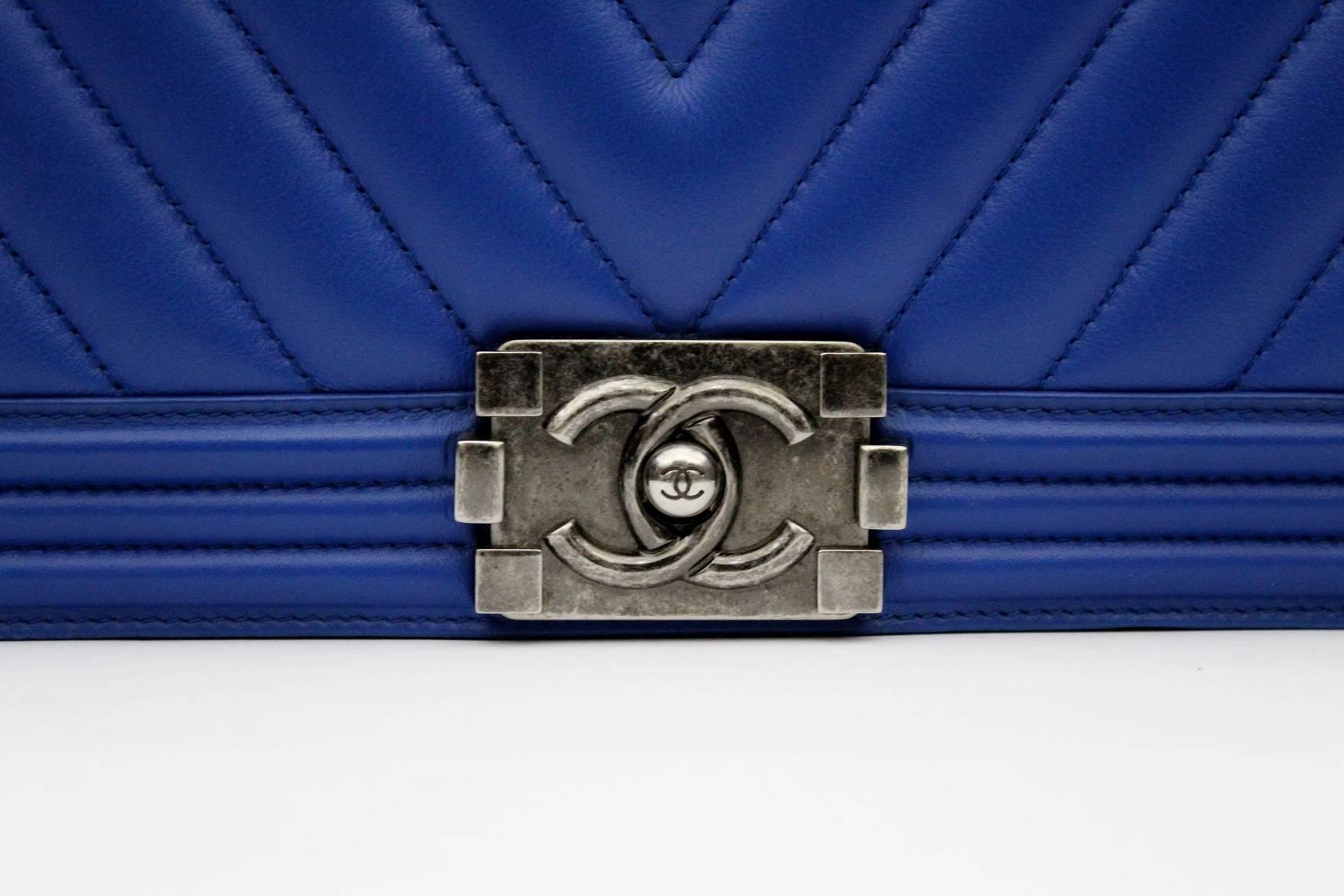 
Exceptional this Chanel Boy Medium. Made with a very soft leather this bag from year to year becomes more and more an object of desire. The color is an electric blue with chain and flap in antiqued silver.