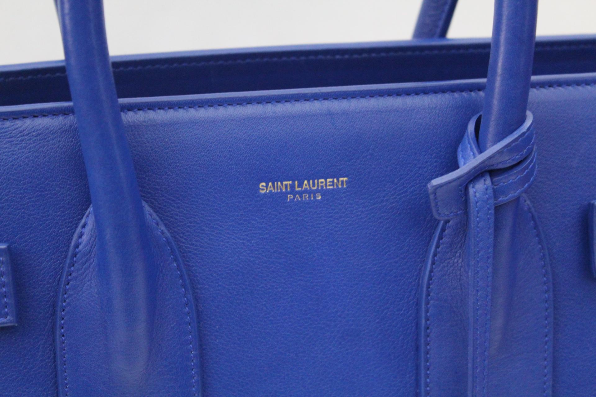 
Beautiful Yves Saint Laurent bag, Sac de Jour model. It is made of smooth leather in a particular color like electric blue. The bag is equipped with a long strap that allows you to wear the shoulder bag or shoulder bag. The conditions are excellent