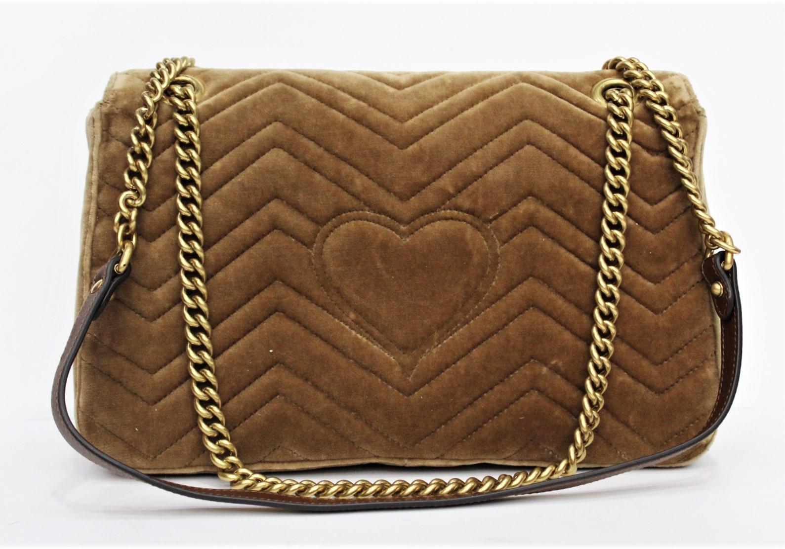 The GG Marmont chain shoulder bag has a softly structured shape and an oversized flap closure with Double G hardware. The sliding chain strap can be worn multiple ways, changing between a shoulder and a top handle bag. Made in embroidered chevron